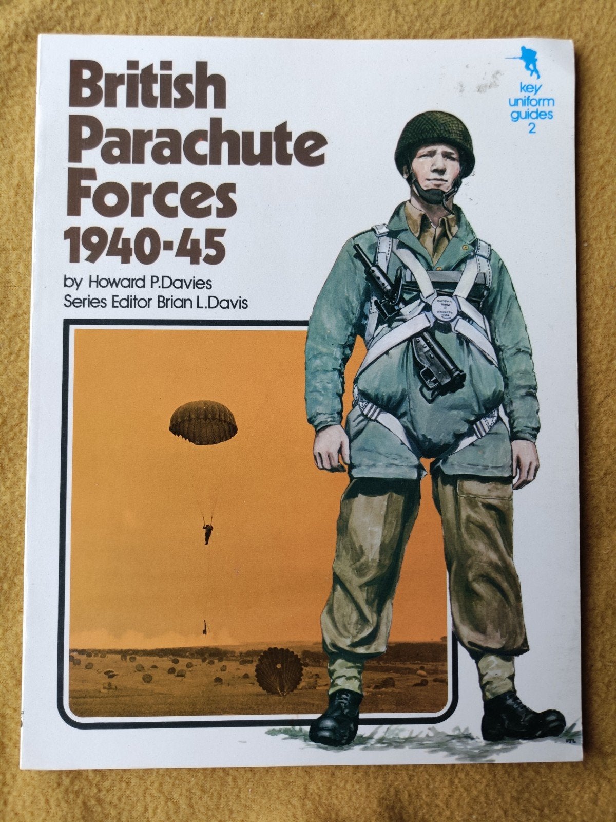 British Parachute Forces 1940-45 - Uniformgids, Tweede Wereldoorlog, Howard P. Davies, Ophalen of Verzenden, Zo goed als nieuw