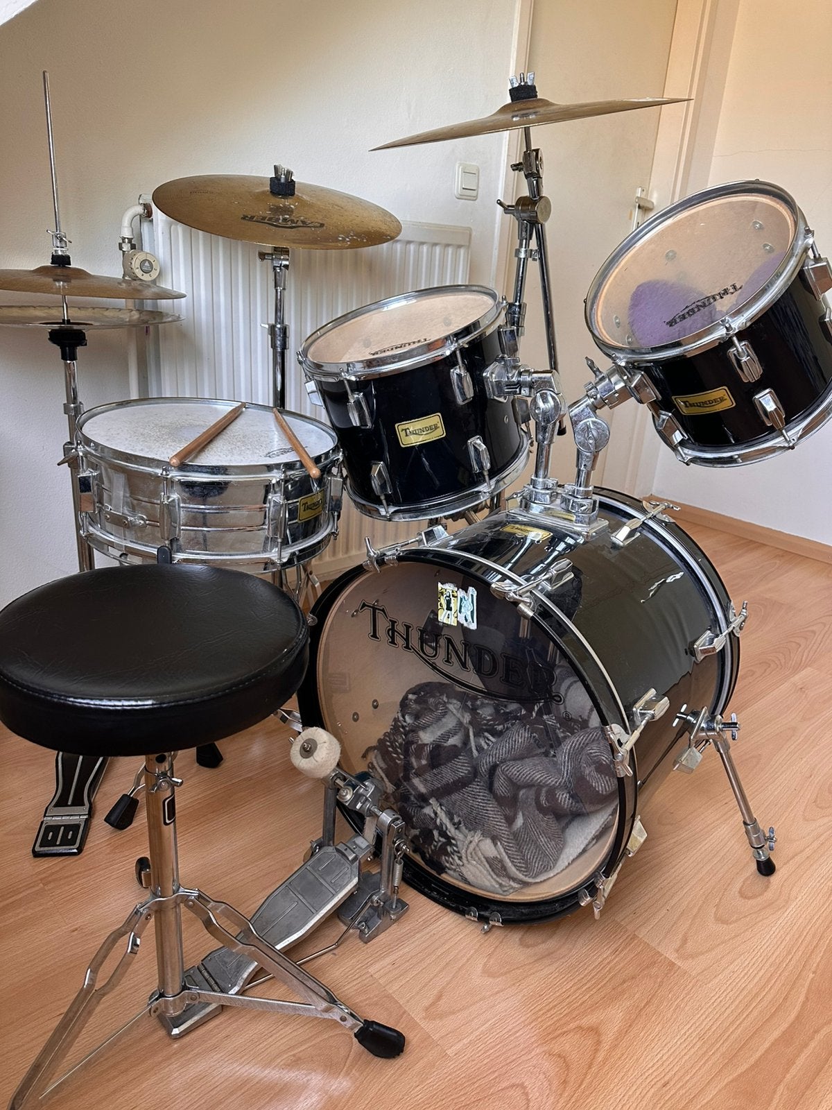 Foto 2 van Thunder junior drumstel