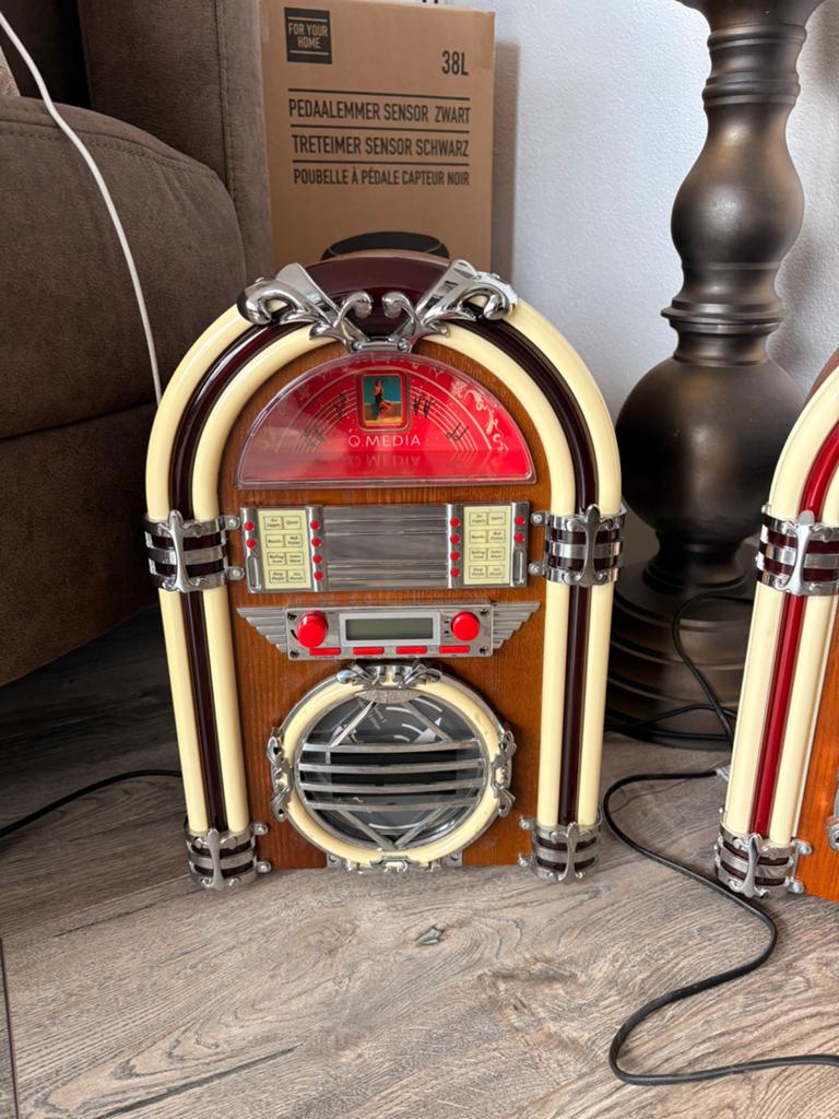 2 jukeboxen, Verzamelen, Automaten | Jukeboxen, Ophalen, Zo goed als nieuw, 1970 tot heden, Overige merken
