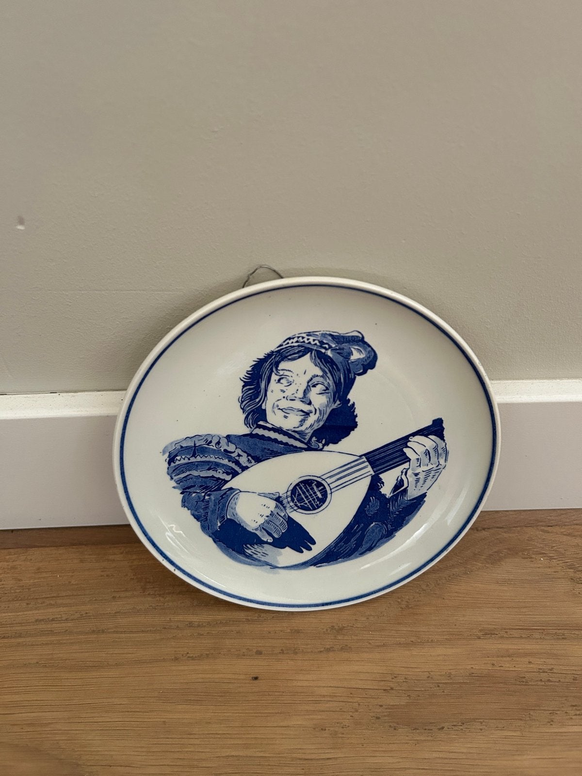 Delfts Blauw wandbord: Luitspeler, Royal G. Handpainted, Antiek en Kunst, Ophalen of Verzenden