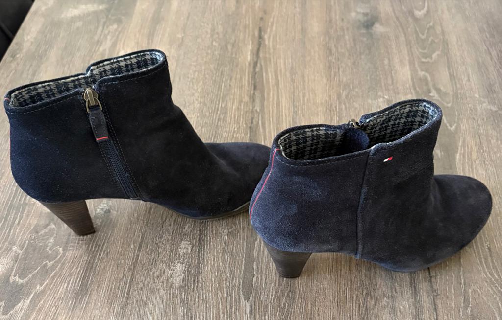 Tommy Hilfiger suède enkellaarsjes, maat 39 dames, Kleding | Dames, Schoenen, Ophalen of Verzenden, Gedragen, Blauw, Lage of Enkellaarzen