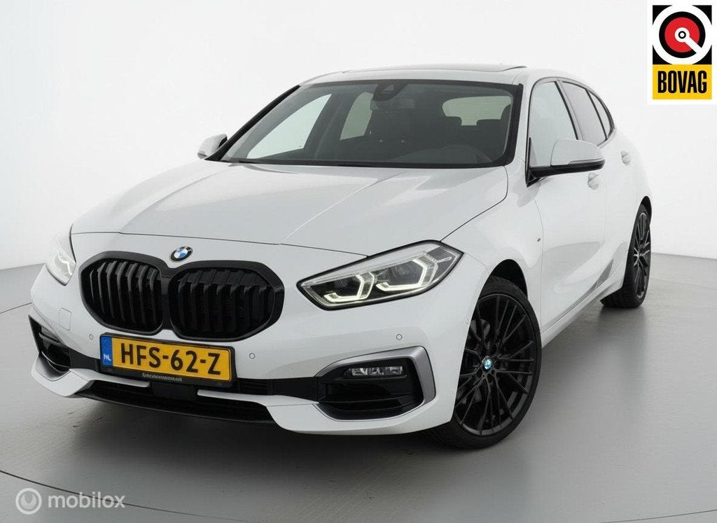 BMW 1-serie 118i M Sport|PANO|STOELVERW|LED|CARPLAY|CRUISE, Auto's, BMW, Achterwielaandrijving, Gebruikt, Wit, Leder