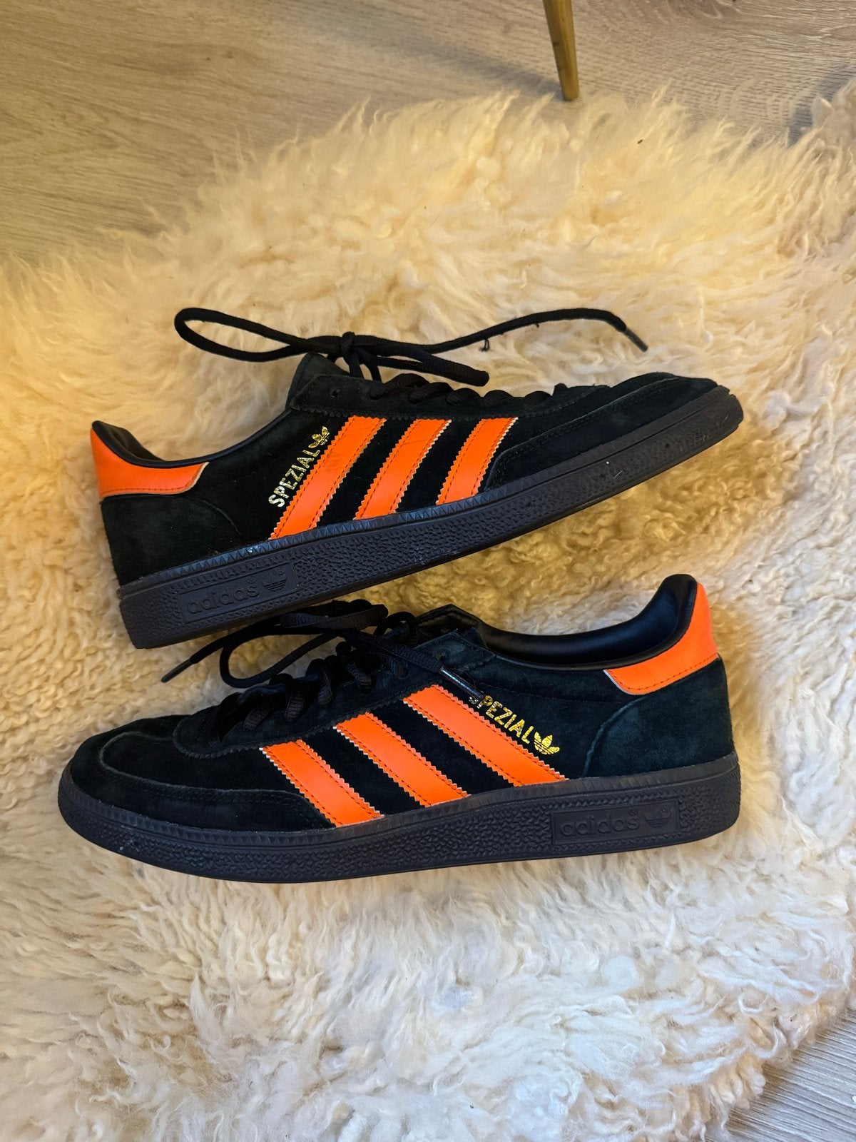 Adidas Spezial sneakers - Zwart met oranje maat 40 2/3, Ophalen of Verzenden, Zo goed als nieuw, Zwart, Sneakers of Gympen
