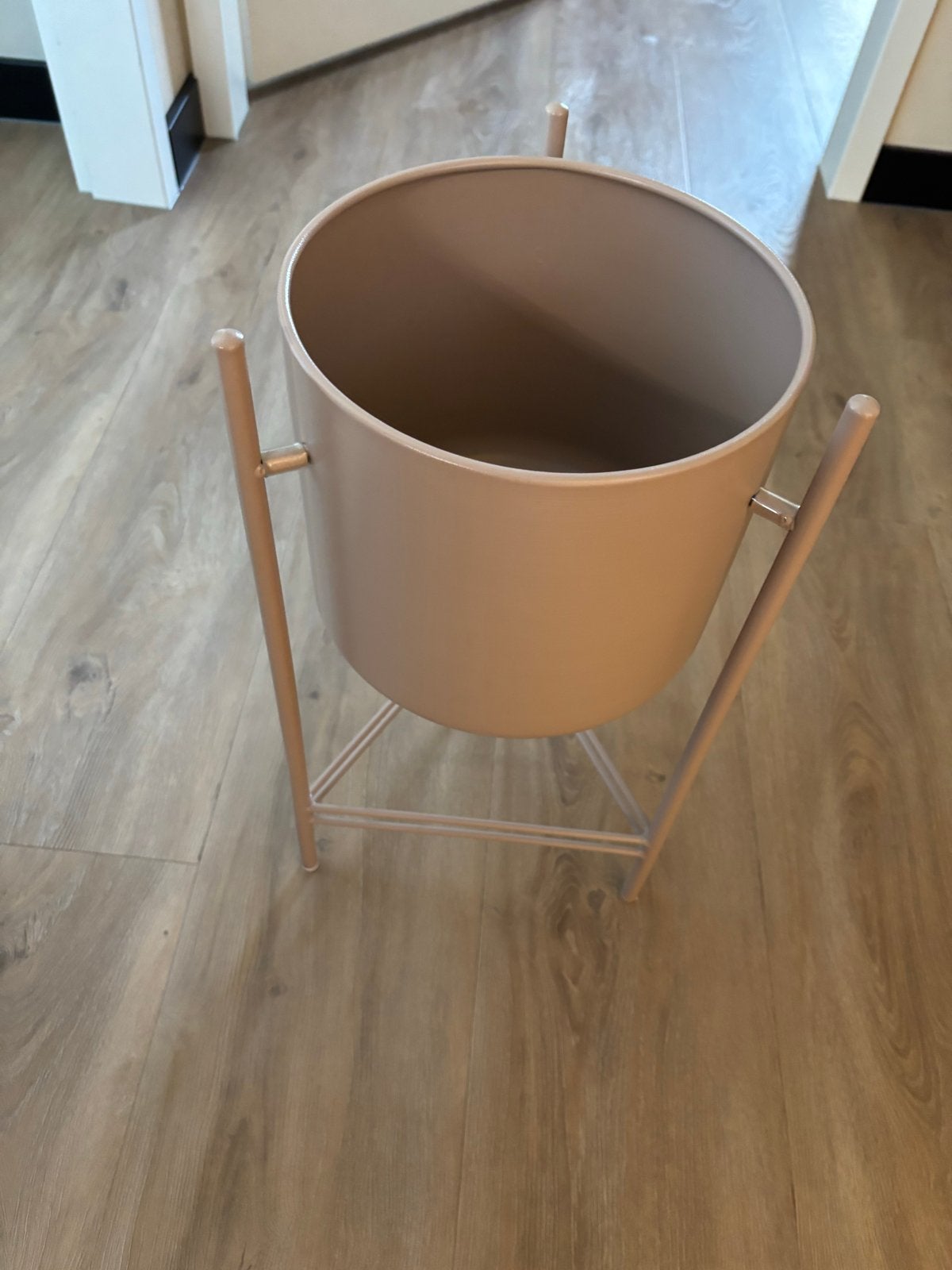Moderne bloempot op standaard, zo goed als nieuw, Rond, Binnen, Zo goed als nieuw, Metaal