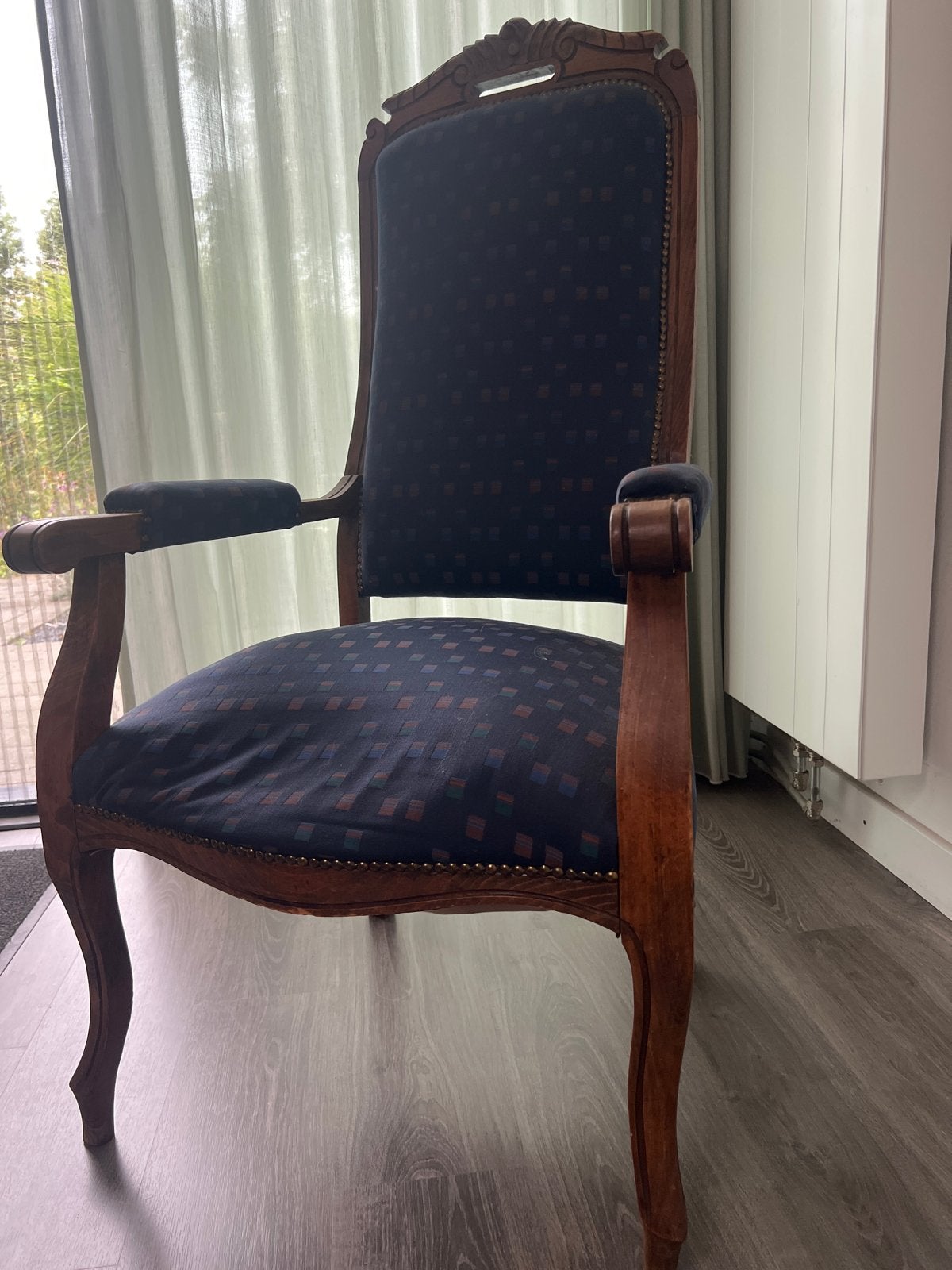 GRATIS Antieke fauteuil met houtsnijwerk en blauwe bekleding, Antiek en Kunst, Ophalen