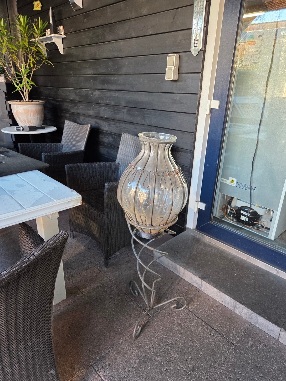 Decoratieve glazen vaas op metalen standaard, Ophalen