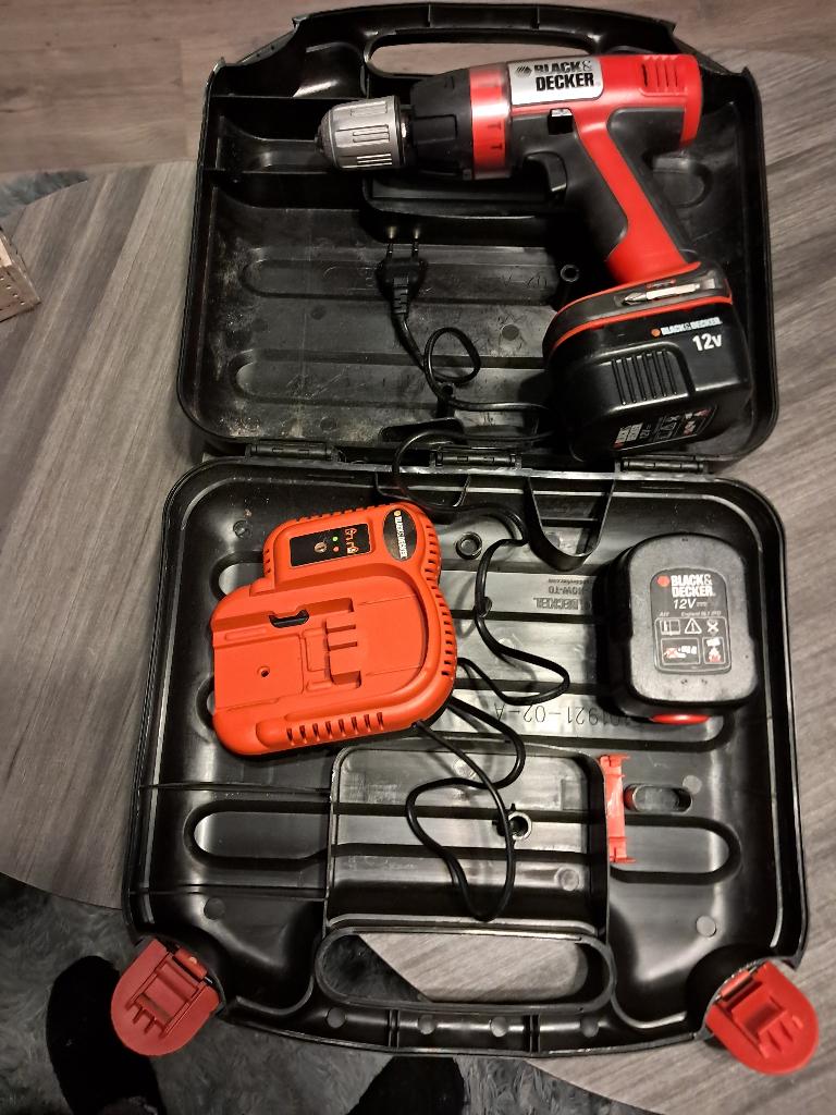 Black en decker Accuboor / 12 v met 2 accus en lader, Ophalen of Verzenden, Gebruikt, Boor- en Schroefmachine