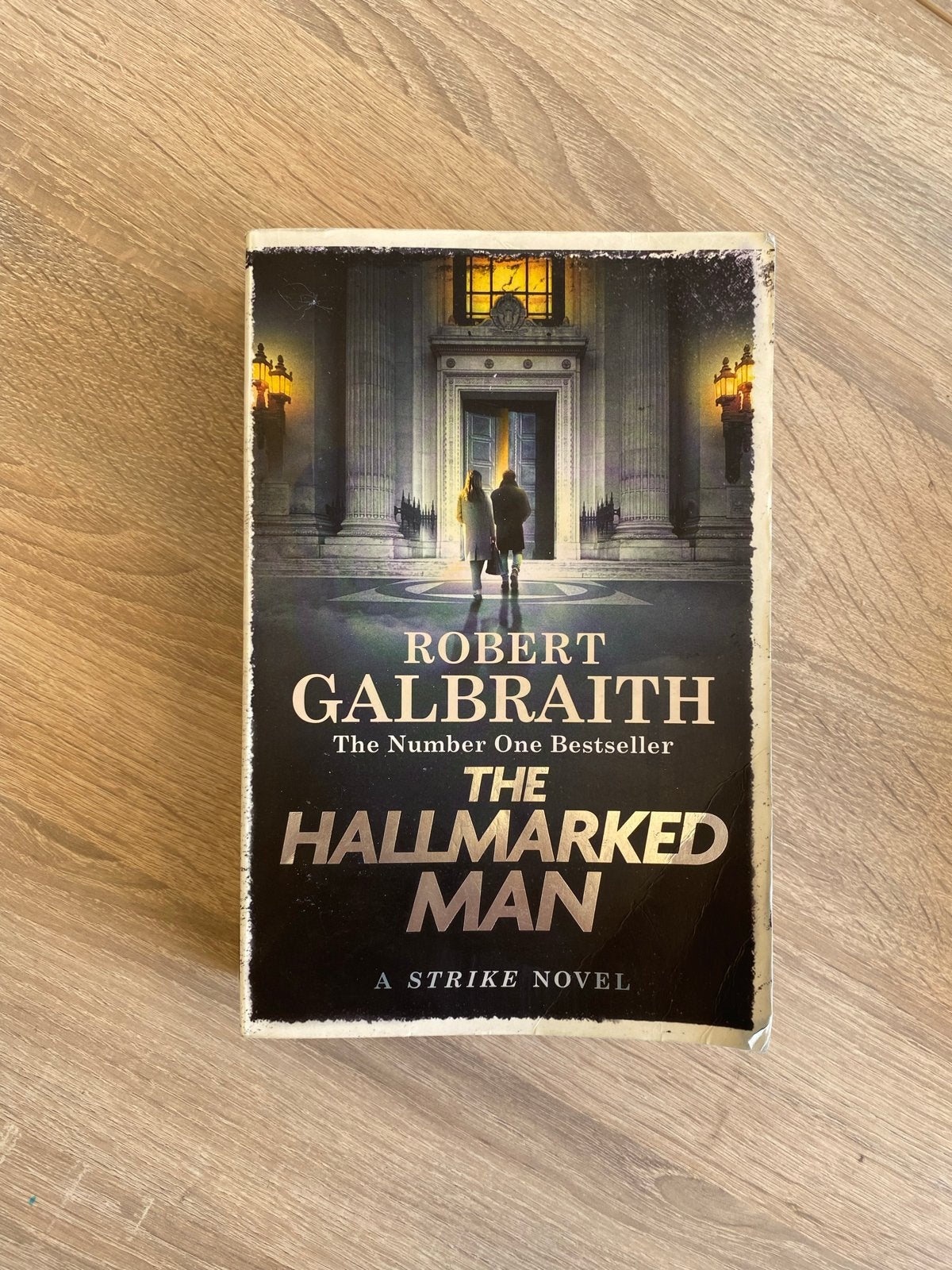 The Hallmarked Man - Robert Galbraith (Strike Novel), Boeken, Detectives, Ophalen of Verzenden, Gelezen, Tv-bewerking