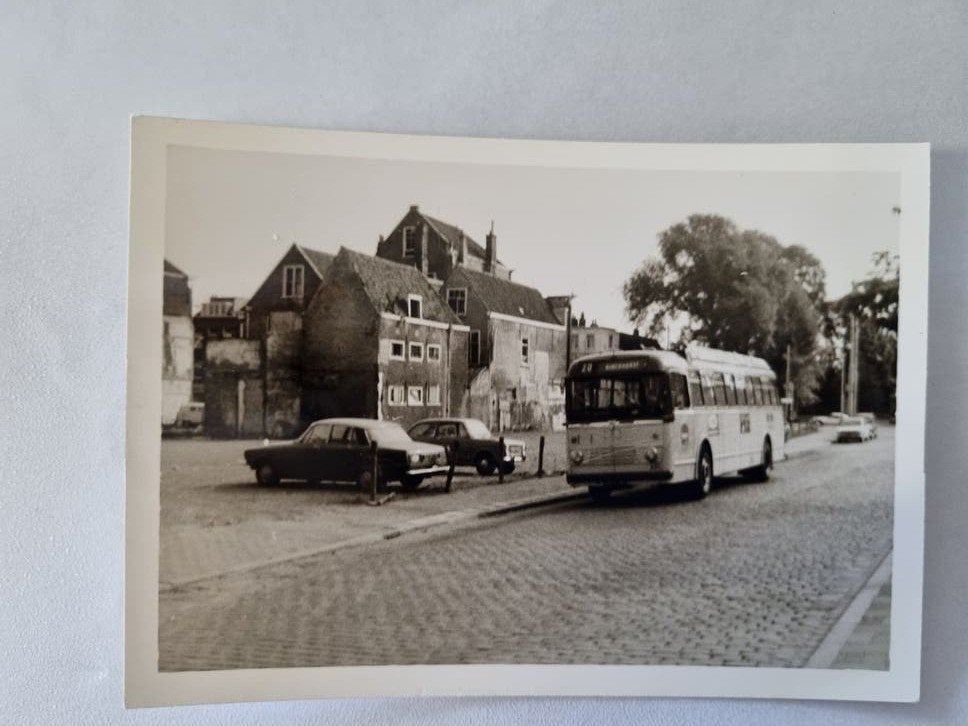 74)Den Haag Schedeldoekhaven met HTM lijnbus - Zwart-wit fot, 1960 tot 1980, Gebruikt, Foto, Ophalen of Verzenden