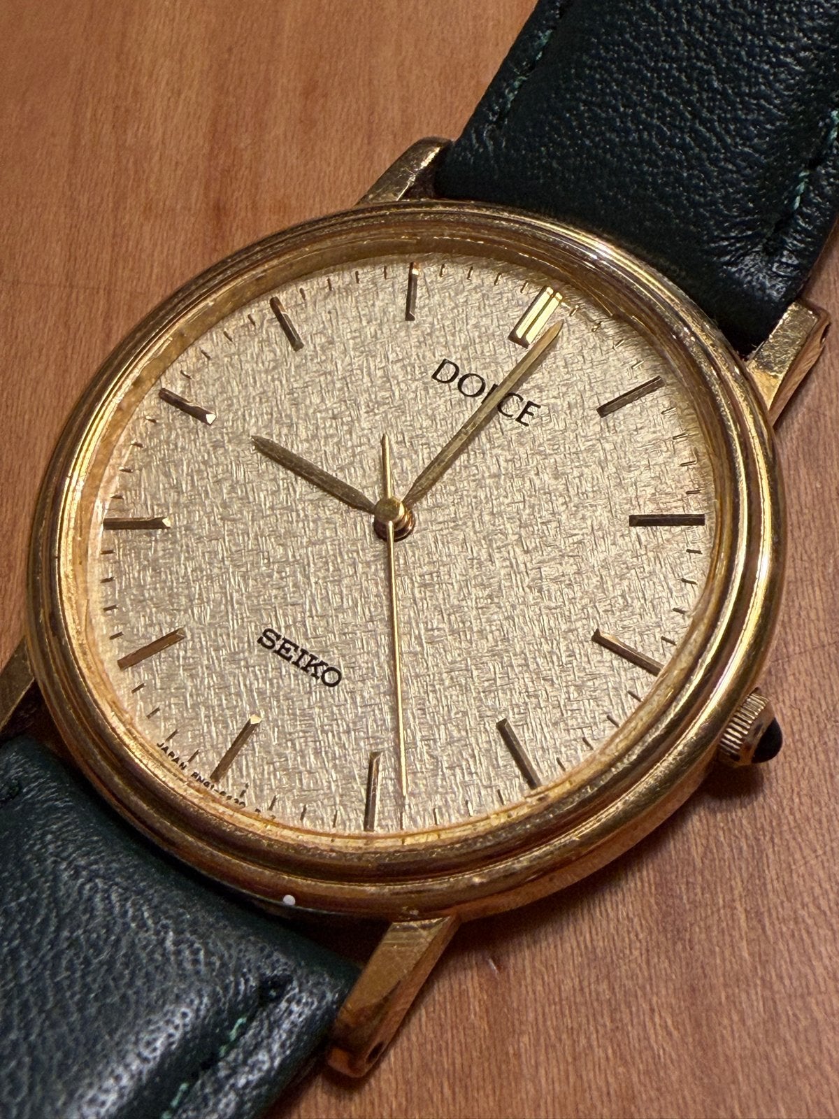 Seiko Dolce Polshorloge - Goudkleurig met Groene Band, Sieraden, Tassen en Uiterlijk, Seiko, Polshorloge, Ophalen of Verzenden