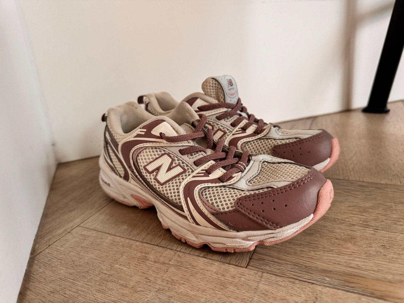 New Balance meisje kleur pebble maat 32-33vallen als 32), Kinderen en Baby's, Ophalen, Zo goed als nieuw, Meisje, Schoenen