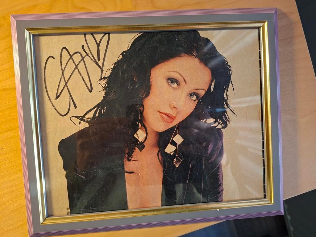 Gesigneerde foto Christina Aguilera ingelijst. Handtekening., Ophalen of Verzenden, 1980 tot heden, Zo goed als nieuw, Overige onderwerpen