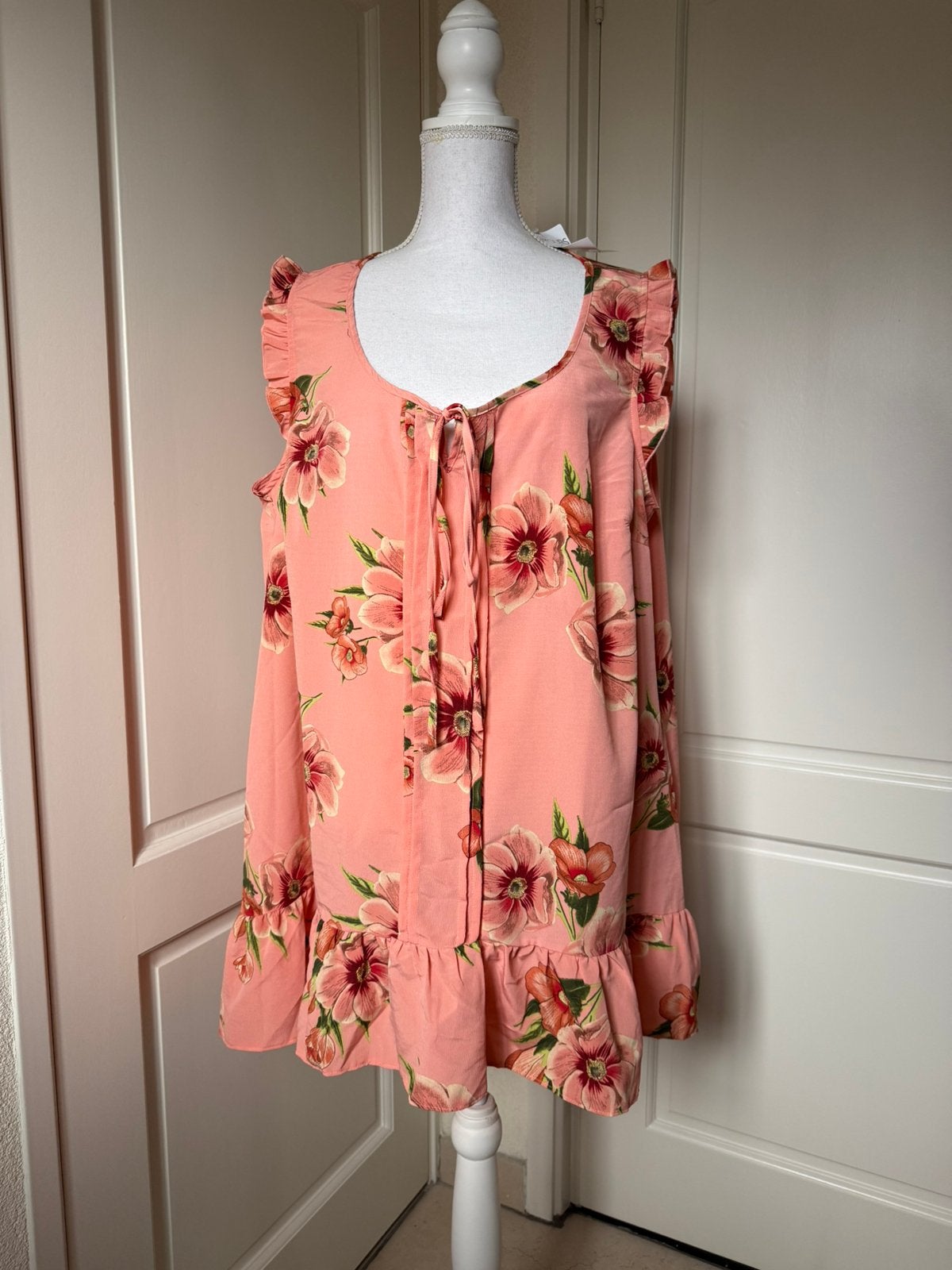 Nieuw! Mooie zalmkleurige top met bloemen. Maat 50., Kleding | Dames, Maat 46/48 (XL) of groter, Nieuw, Zonder mouw, Meerkleurig