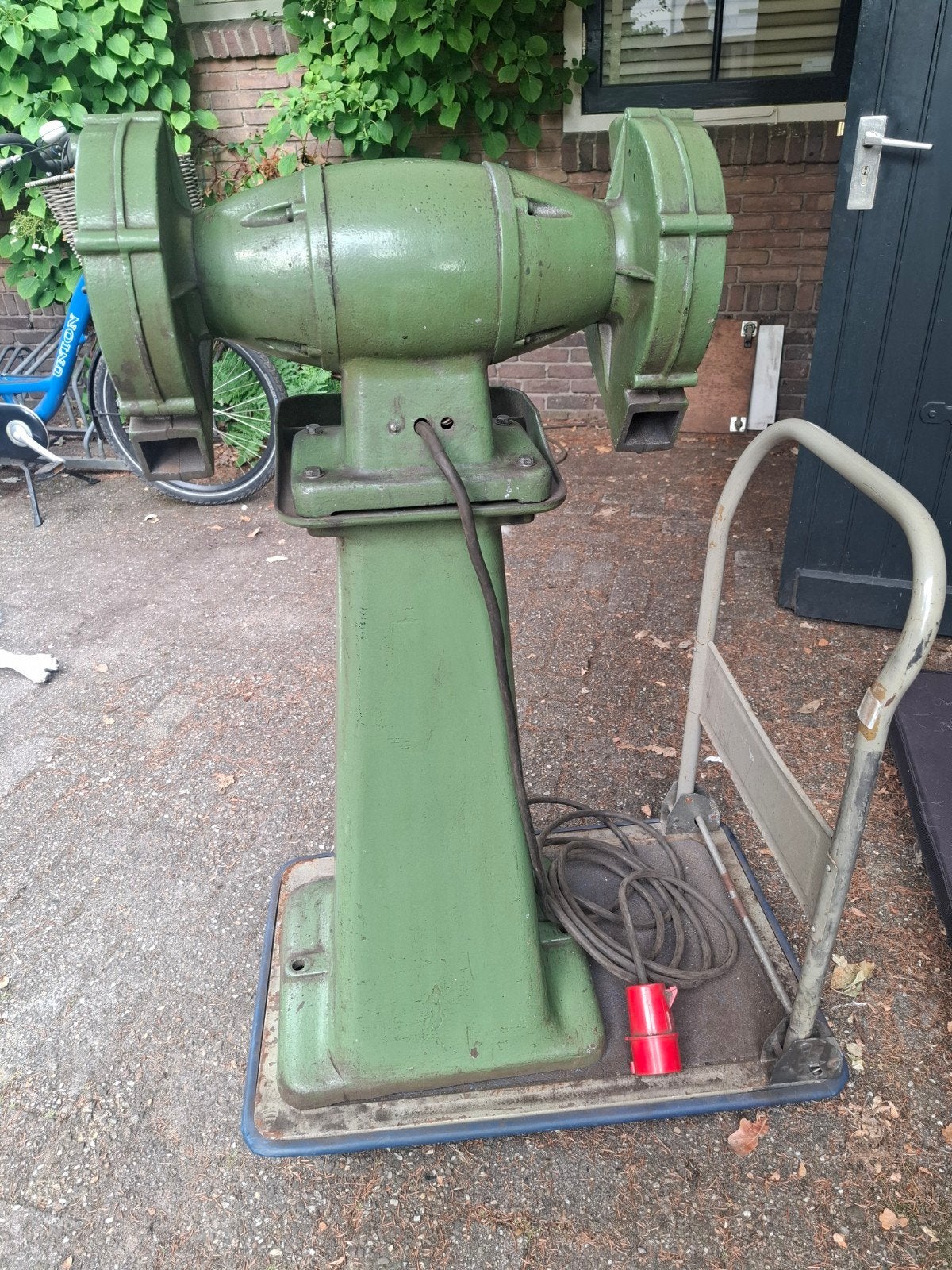Robuuste werkbankslijpmachine op standaard, Ophalen, Gebruikt, 1000 watt of meer, Werkbankslijpmachine
