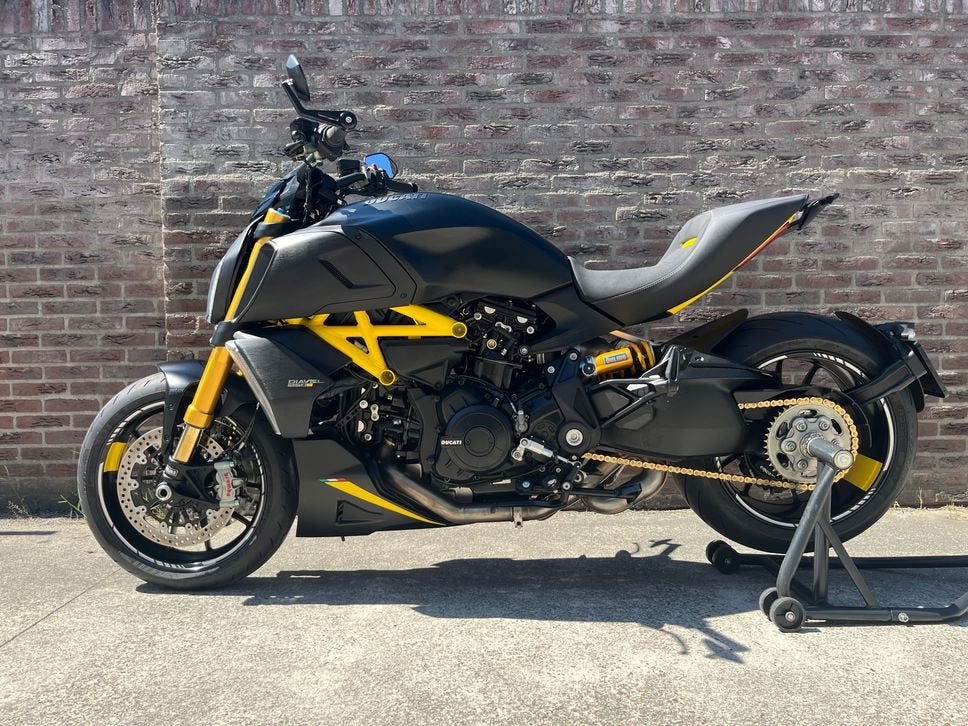 DUCATI DIAVEL 1260 S (bj 2022) gelim. Black & steel 17300 km, DUCATI, 2 cilinders, Motorrijbewijs A, Bedrijf