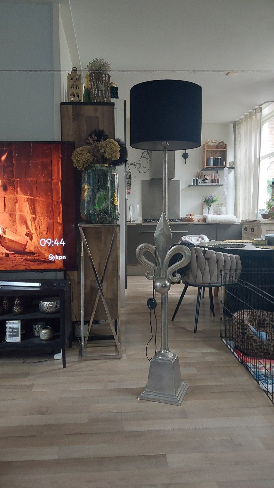 Mooie staande lamp met zwarte lampenkap, Huis en Inrichting, Lampen | Vloerlampen, Gebruikt, Textiel, Klassiek, Modern, 150 tot 200 cm
