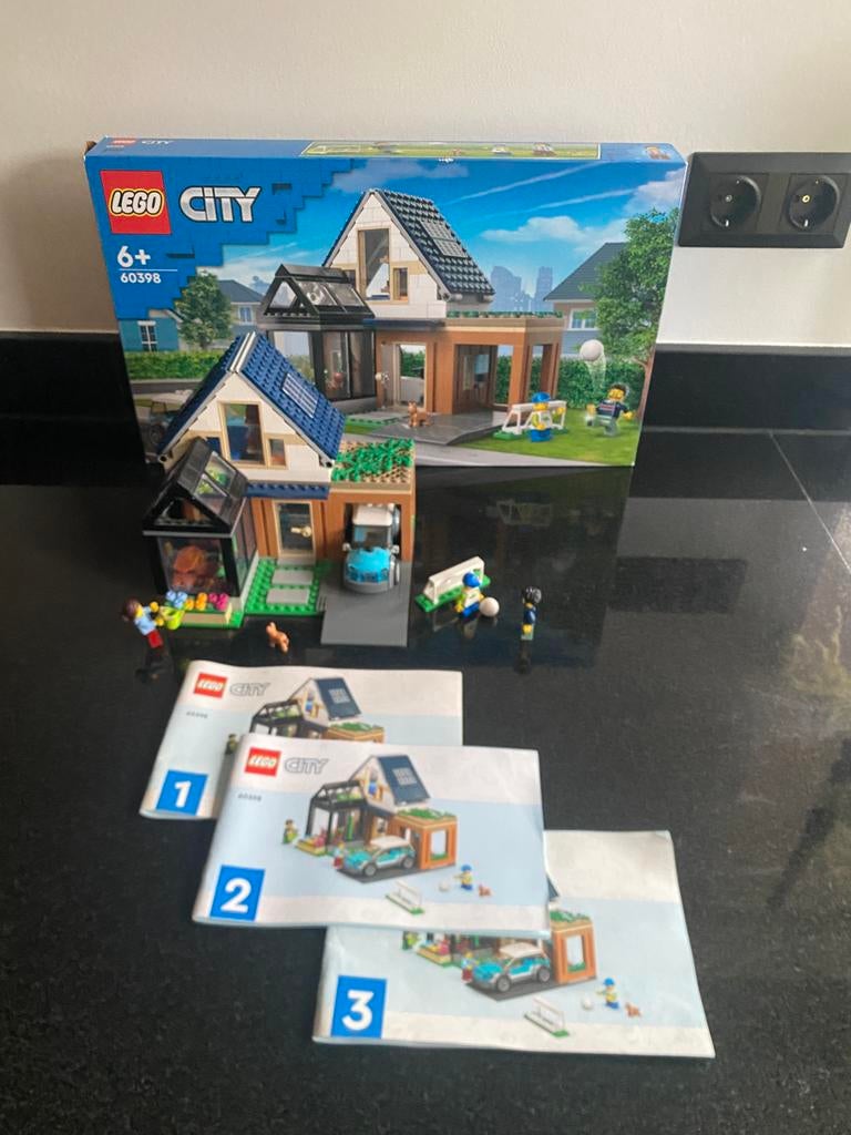 Lego city familiehuis met elektrische auto 60398, City, Lego, Ophalen of Verzenden, Zo goed als nieuw