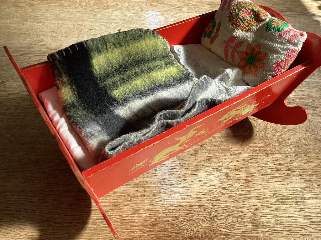 Rood houten vintage poppen schommel wiegje met konijntjes, Verzamelen, Poppen, Ophalen of Verzenden, Gebruikt, Pop