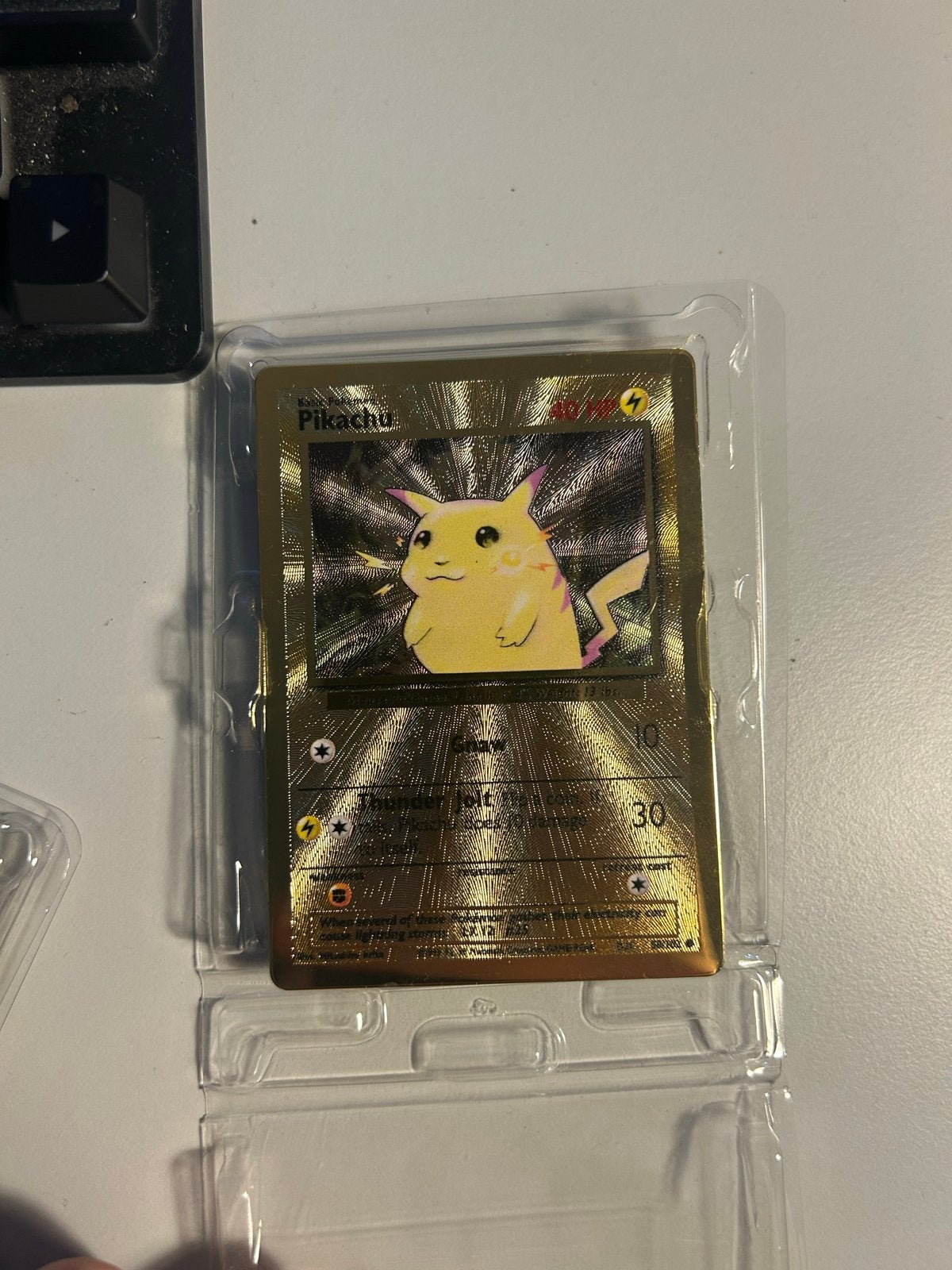 Pikachu gouden Pokémon kaart (geen PSA 10), Ophalen of Verzenden, Gebruikt, Losse kaart