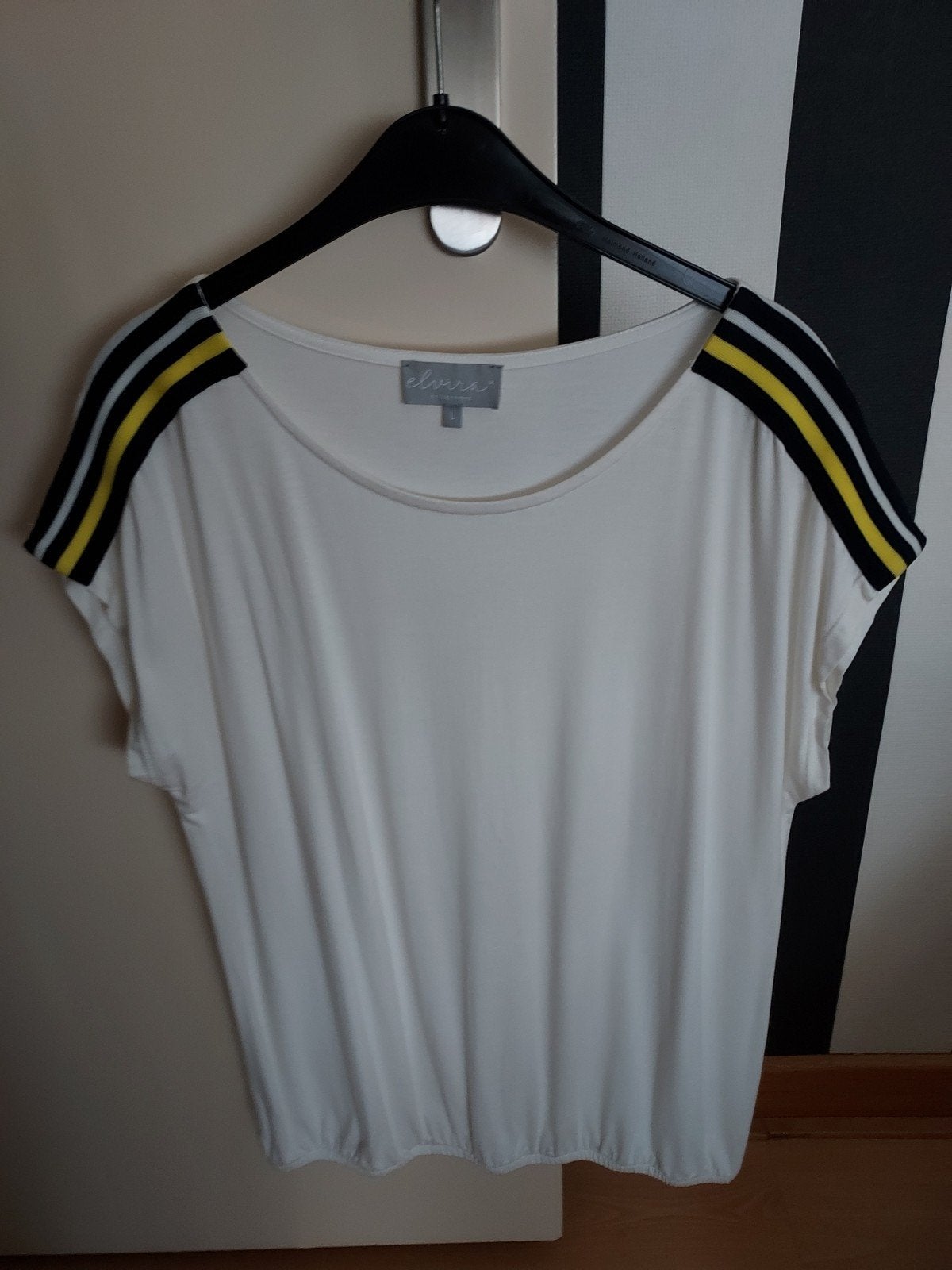 Elvira Collections T-shirt met strepen op de schouders, Kleding | Dames, Wit, Maat 42/44 (L), Ophalen of Verzenden, Zo goed als nieuw
