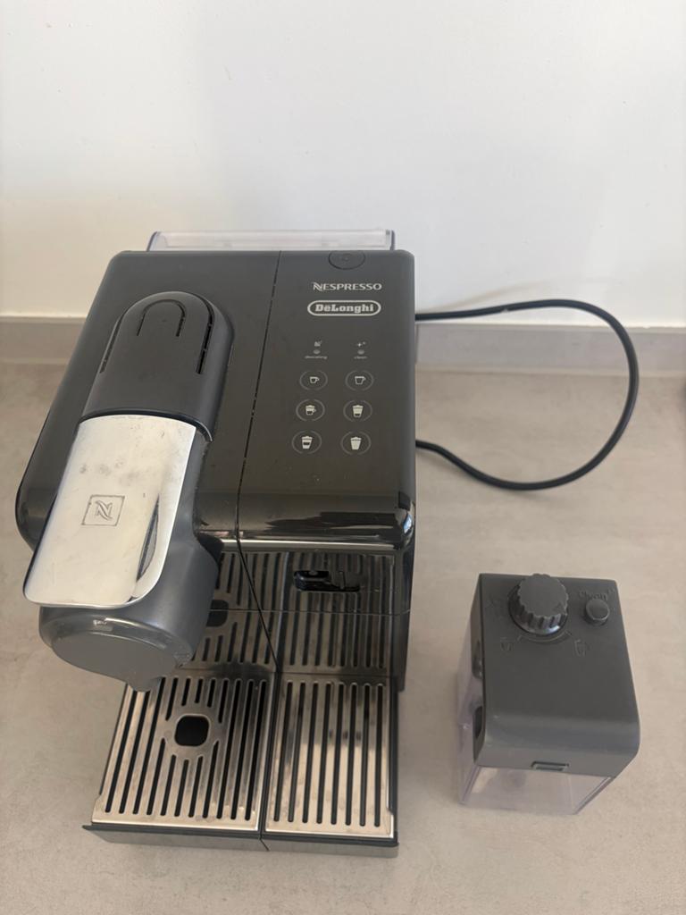 Nespresso DeLonghi Lattissima One Koffiezetapparaat, Witgoed en Apparatuur, Koffiezetapparaten, Ophalen, Zo goed als nieuw, 1 kopje