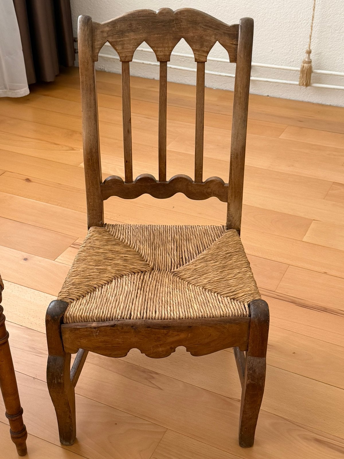 Antieke houten poppenstoel met rieten zitting, Antiek en Kunst, Ophalen of Verzenden