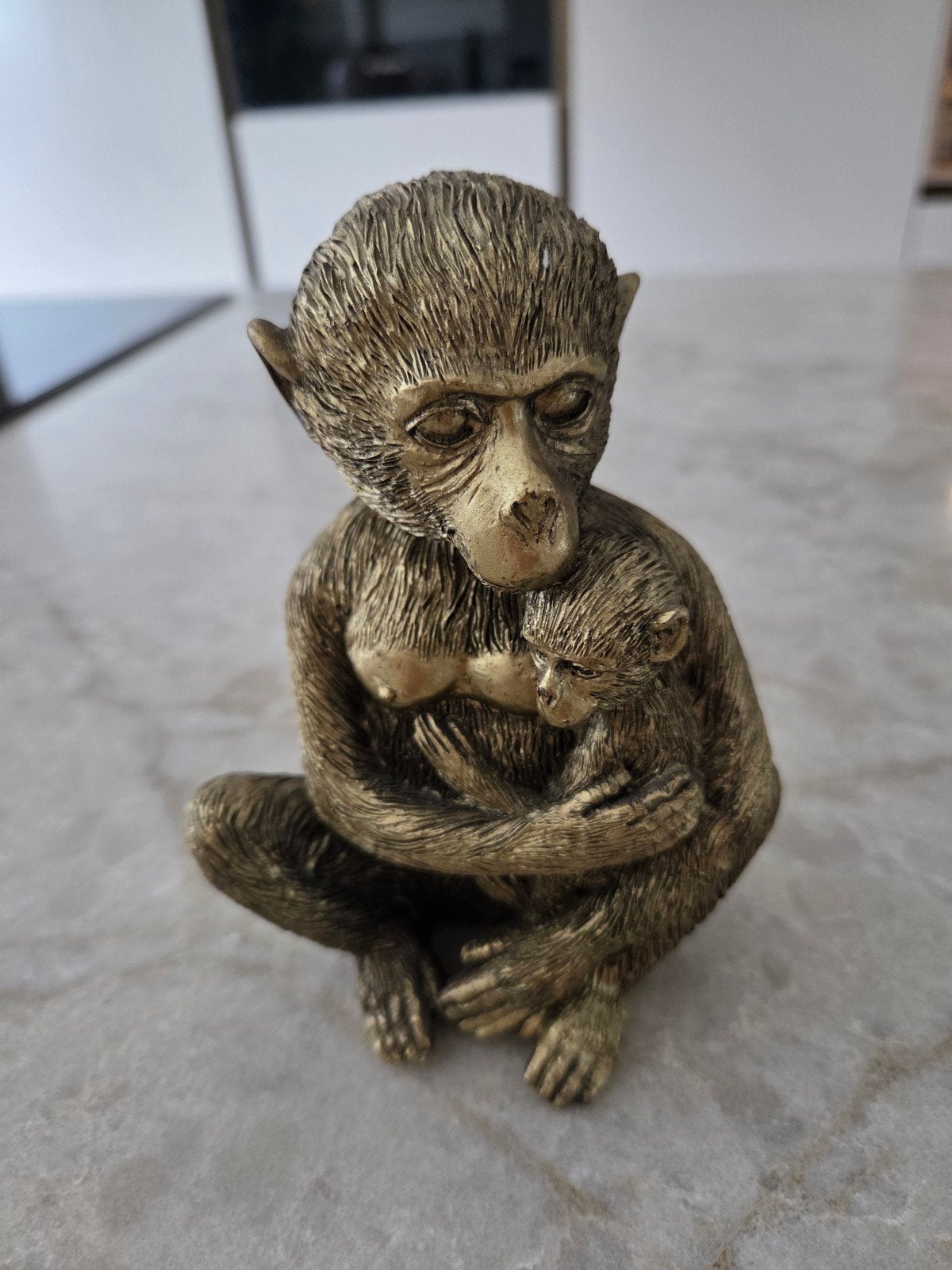 Beeldje aap met baby, Ophalen of Verzenden, Zo goed als nieuw, Mens