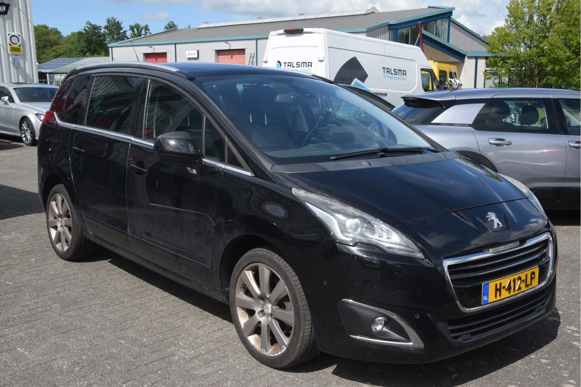 Peugeot 5008 1.6 THP Allure 7p. Navi | Leer | Trekhaak | Cam, Auto's, Peugeot, Euro 5, Gebruikt, Zwart, 7 stoelen