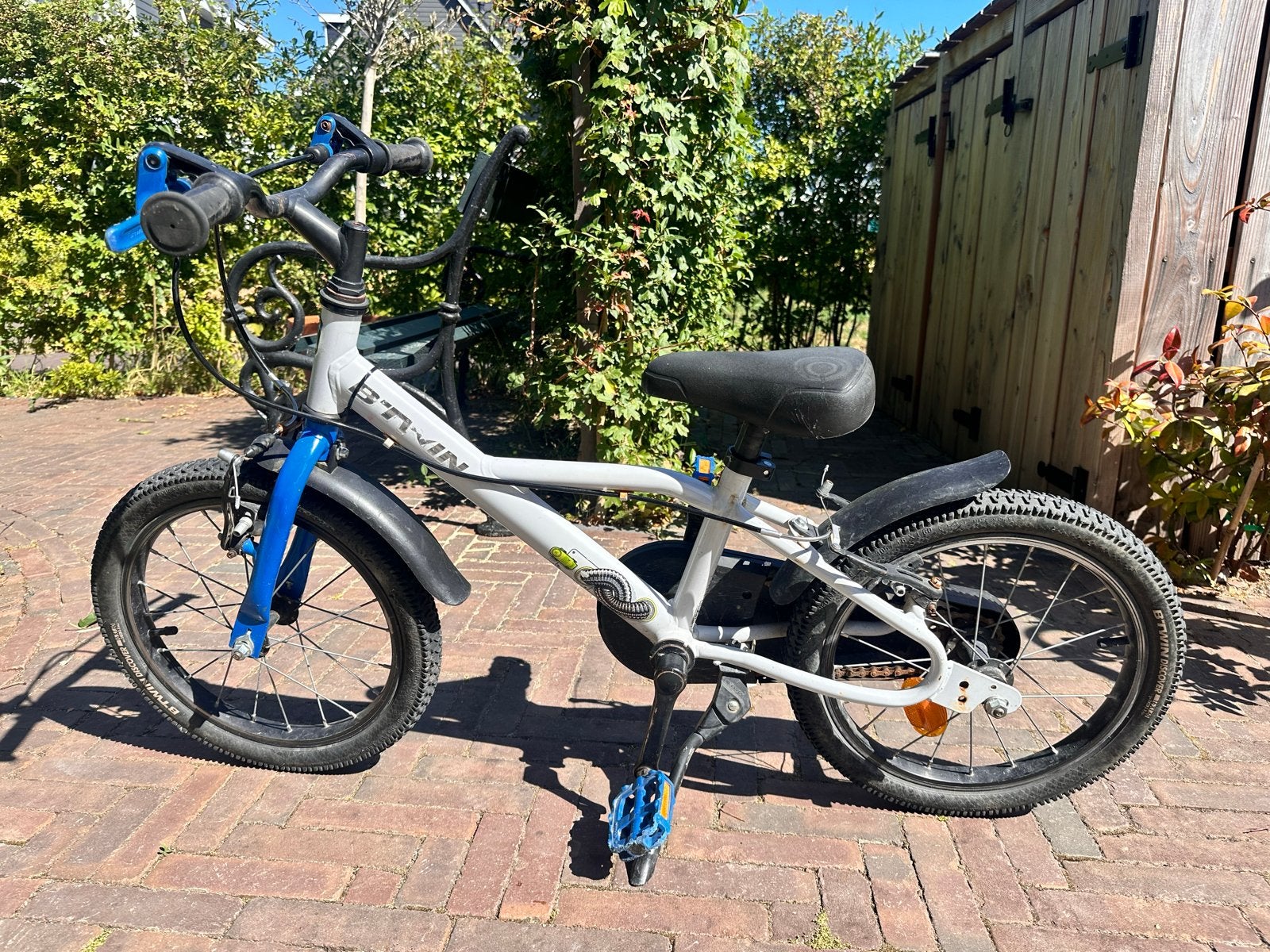 B-twin 16-inch kinderfiets - Ideaal voor jonge avonturiers, Fietsen en Brommers, Fietsen | Kinderfietsjes, Ophalen, Gebruikt, Velgrem