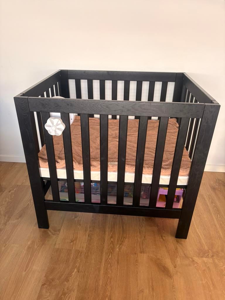 Zwarte baby box + matras, Ophalen, Gebruikt, Vierkant, In hoogte verstelbaar