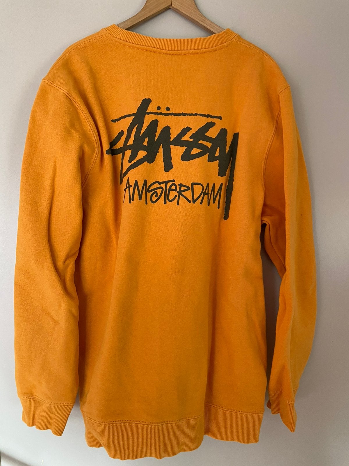 Stüssy Amsterdam | Crewneck sweater maat M, Verzenden, Zo goed als nieuw, Maat 48/50 (M), Oranje