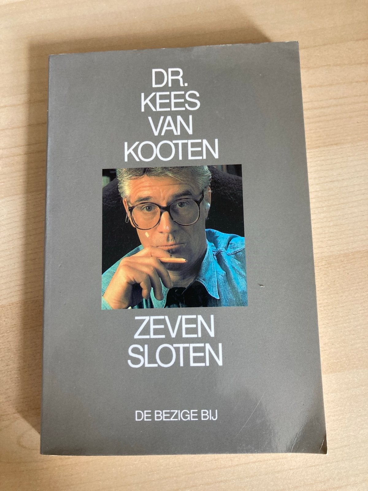 Dr. Kees van Kooten - Zeven Sloten (De Bezige Bij), Ophalen of Verzenden, Gelezen, Nederland