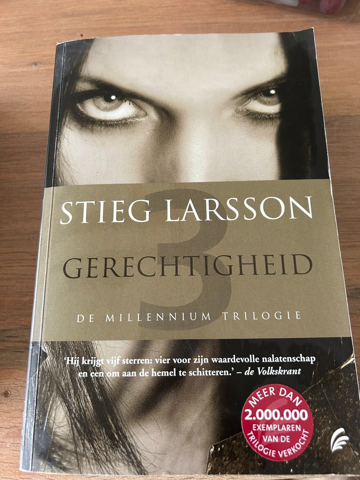 Stieg Larsson - Gerechtigheid, Scandinavië, Ophalen of Verzenden, Zo goed als nieuw, Stieg Larsson