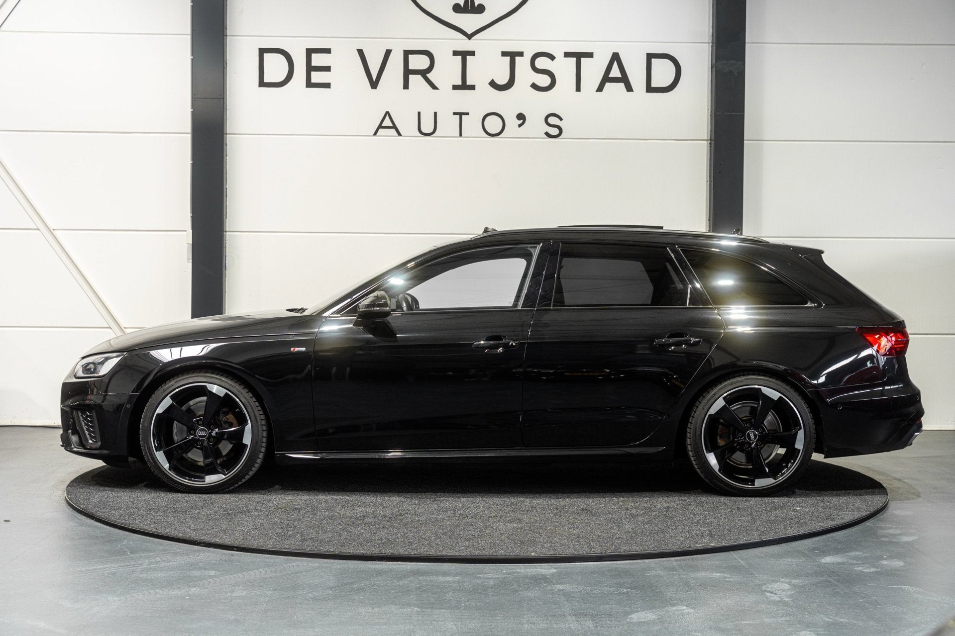 Audi A4 Avant 35 TFSI PANO SCHAALSTOELEN VOL!, Gebruikt, 4 cilinders, A4, Zwart