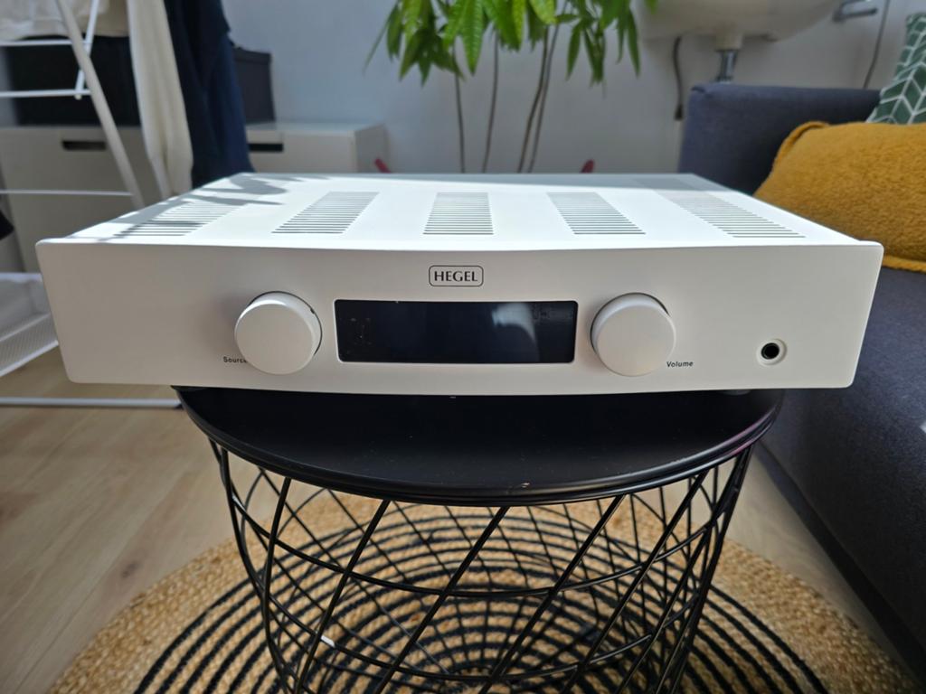 Hegel H120 geïntegreerde versterker (nieuwstaat), Audio, Tv en Foto, Versterkers en Receivers, Ophalen, Zo goed als nieuw, 120 watt of meer