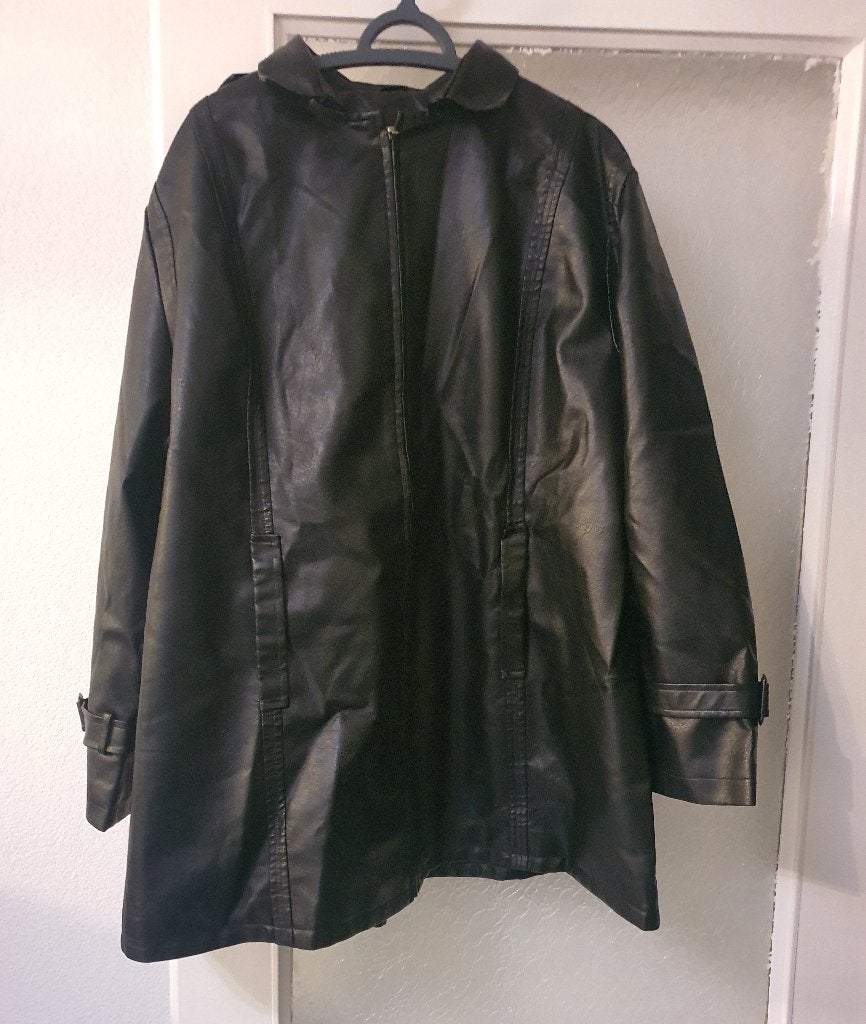 Stoere zwarte immitatieleer jas / halflange mantel maat: 4XL, Ophalen of Verzenden, Nieuw, Overige maten, Zwart