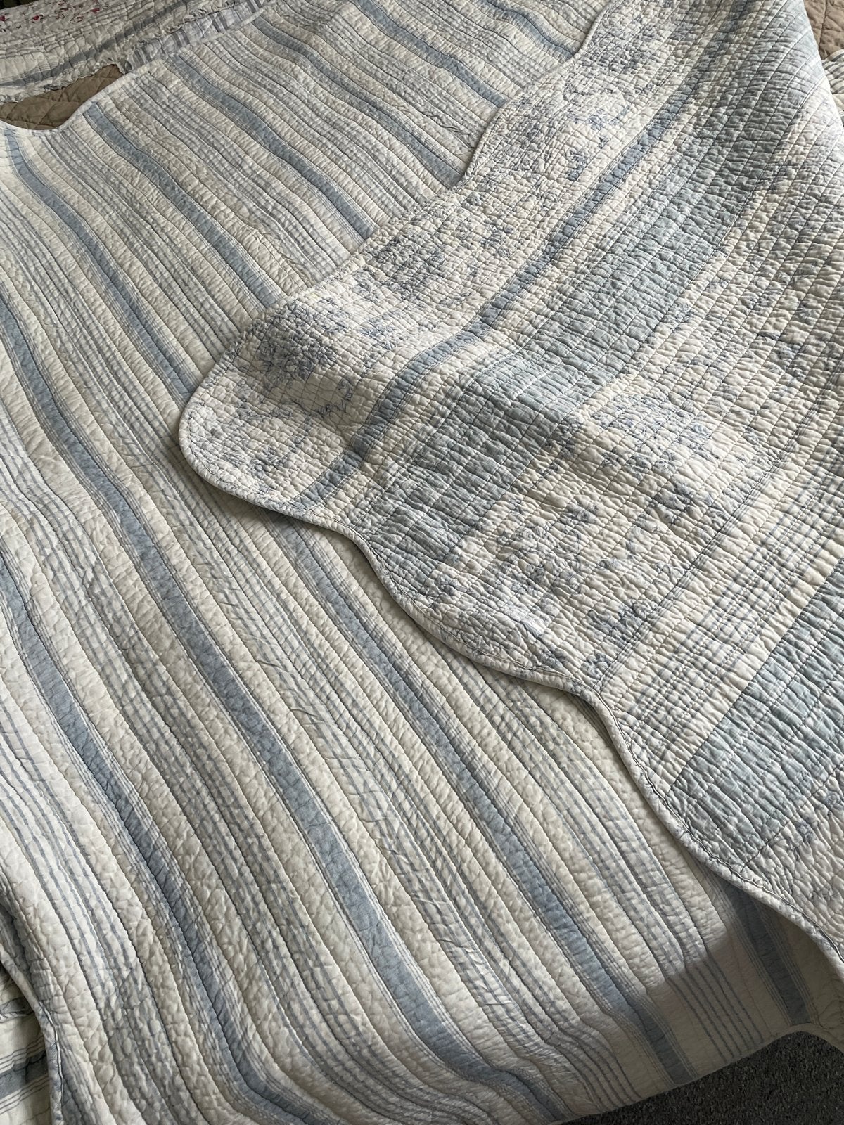 sprei/deken met blauw-wit streep en bloemmotief, Gewatteerd, Gebruikt, Overige merken, Ledikant