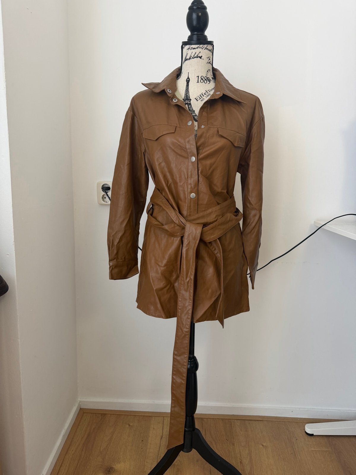 ASOS DESIGN Bruine Faux Leren met Ceintuur, Bruin, Ophalen of Verzenden, Zo goed als nieuw, Jasje