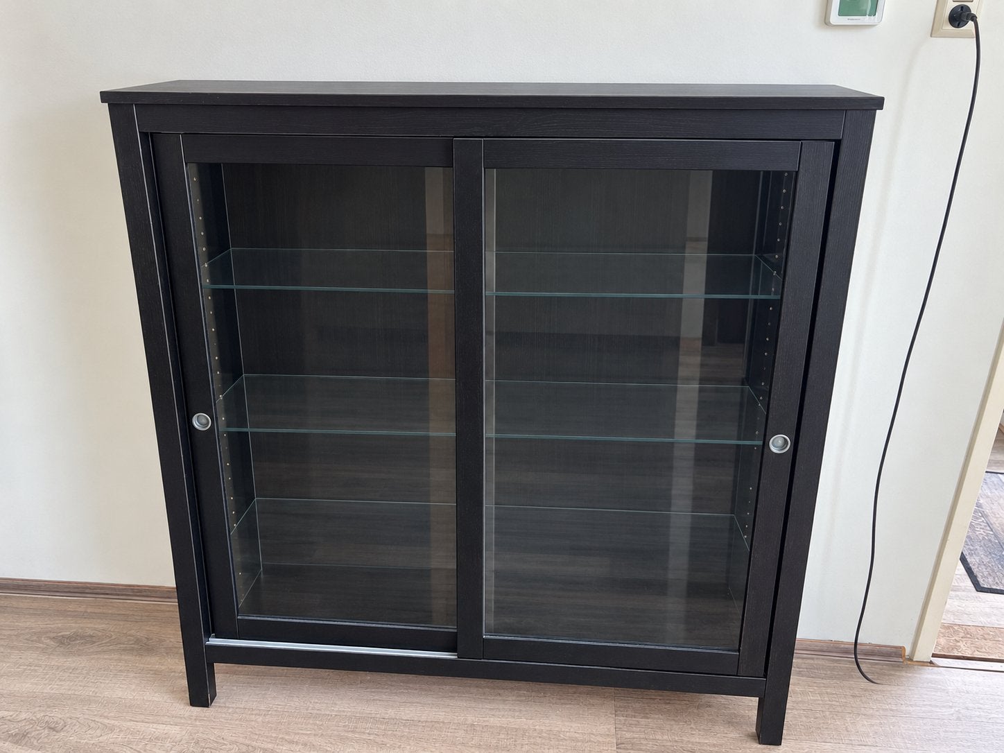 IKEA vitrinekast – zwart – 120 x 35 x 131 cm, Ophalen, Zo goed als nieuw, 25 tot 50 cm, 100 tot 150 cm