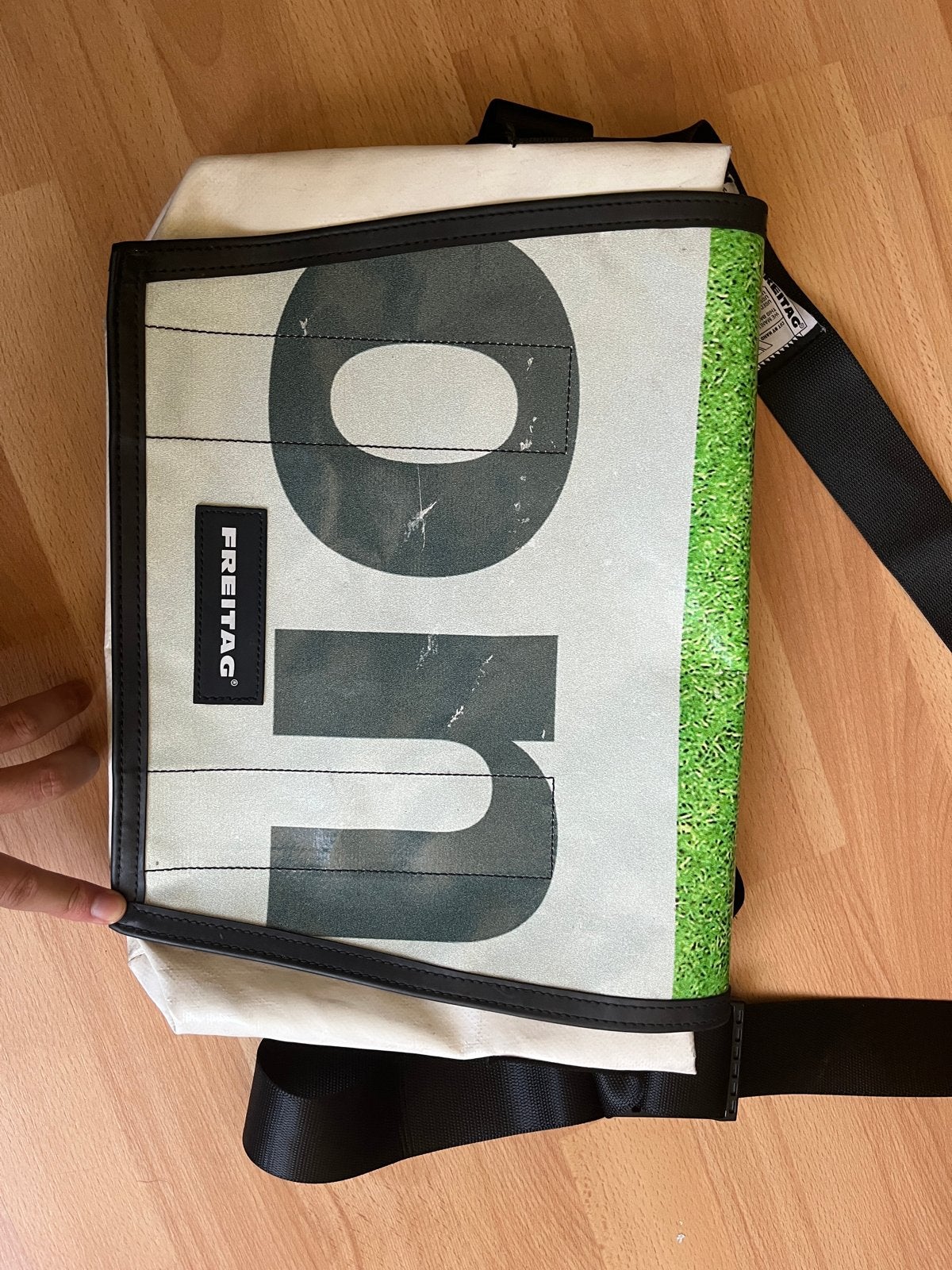 Freitag F14 Dexter Messenger Tas - Uniek Groen Voetbalveld, Ophalen of Verzenden, Gebruikt, Groen, Overige merken