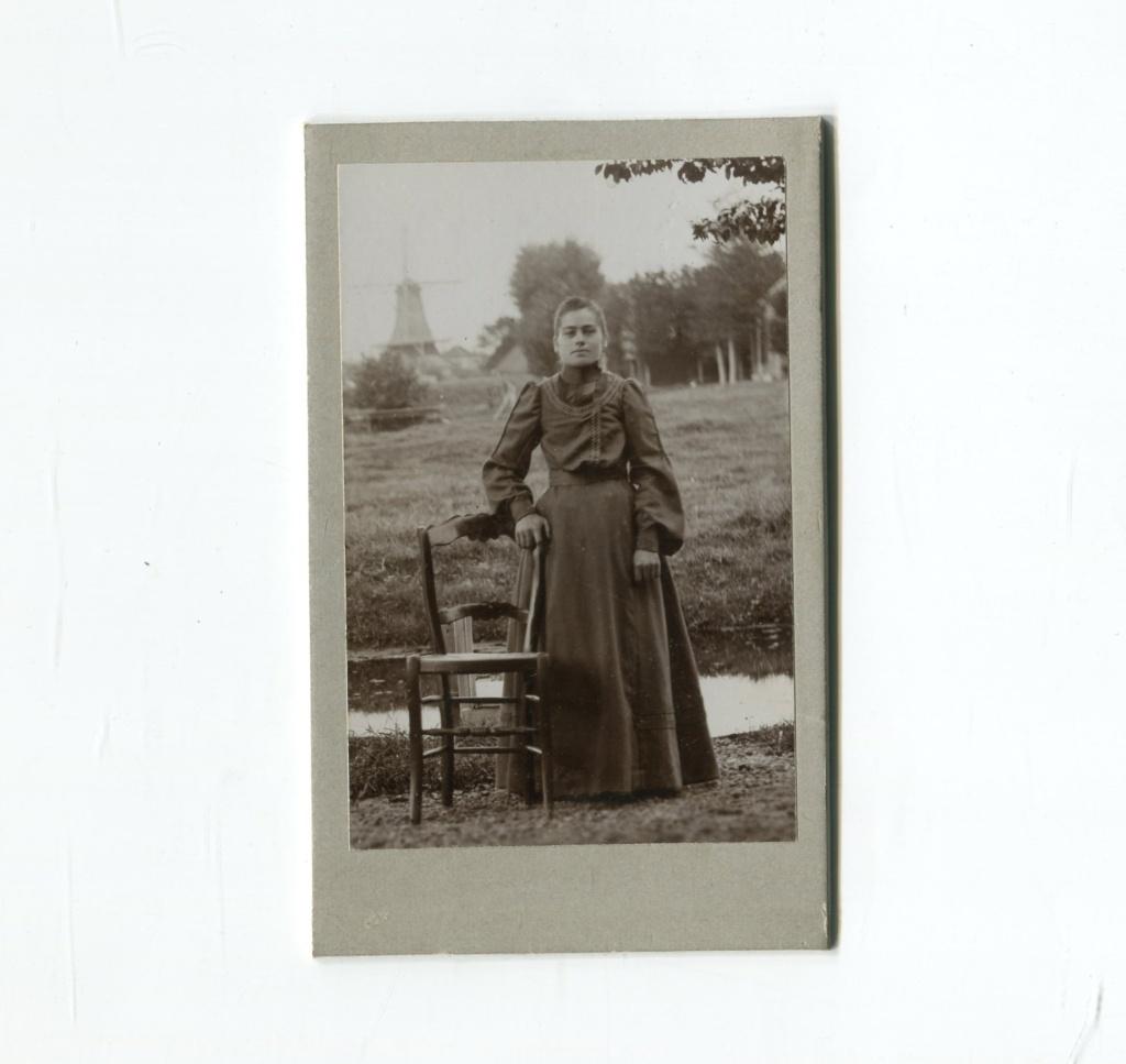 Carte de Visite Kabinet foto. Dame voor molen in Gouda., Verzamelen, Foto's en Prenten, Foto, Ophalen of Verzenden, Zo goed als nieuw