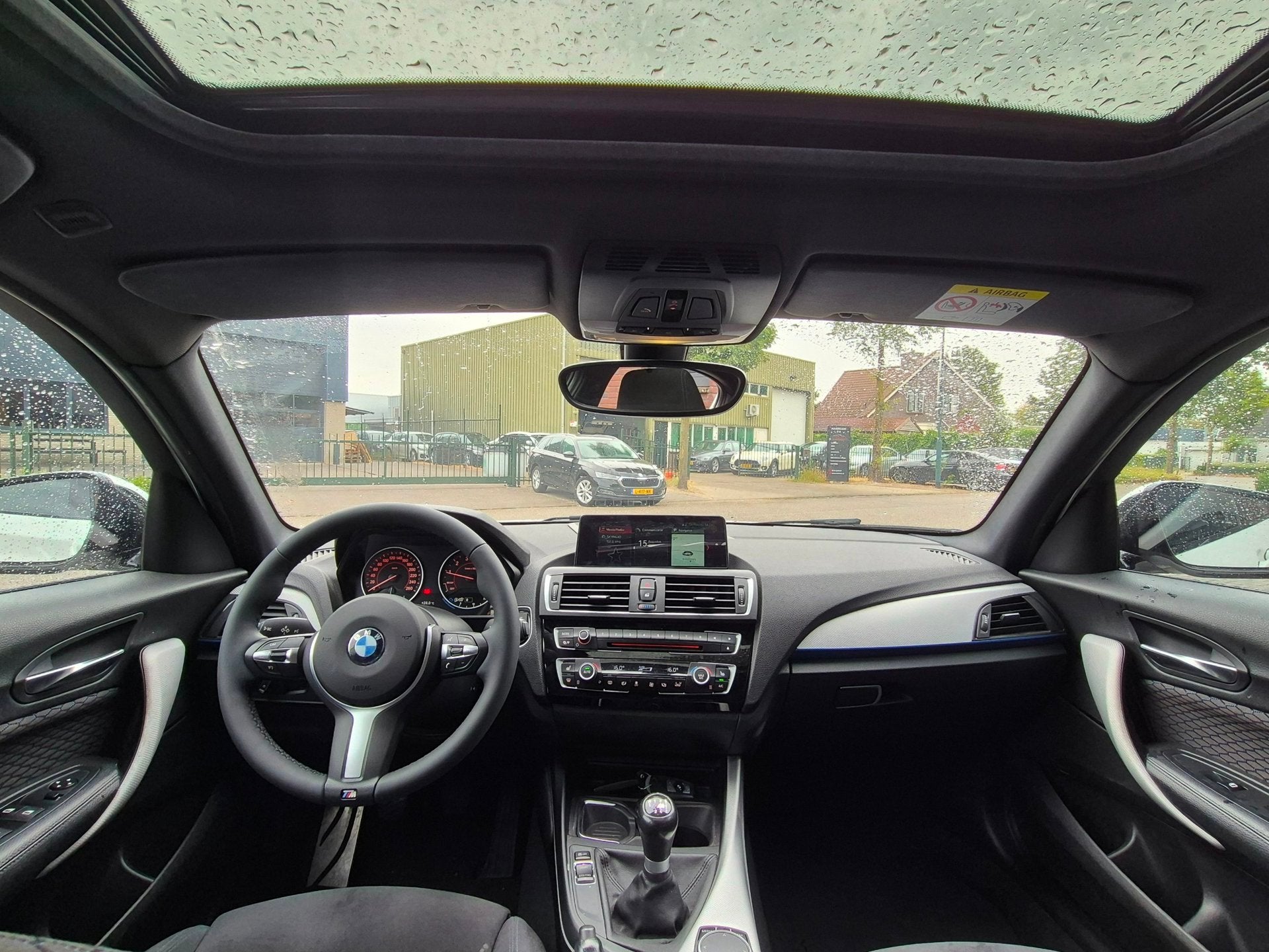 BMW 1-serie M Sport Apple CarPlay Alcantara Schuifdak LED 11, 1-Serie, Euro 6, Alcantara, Wit