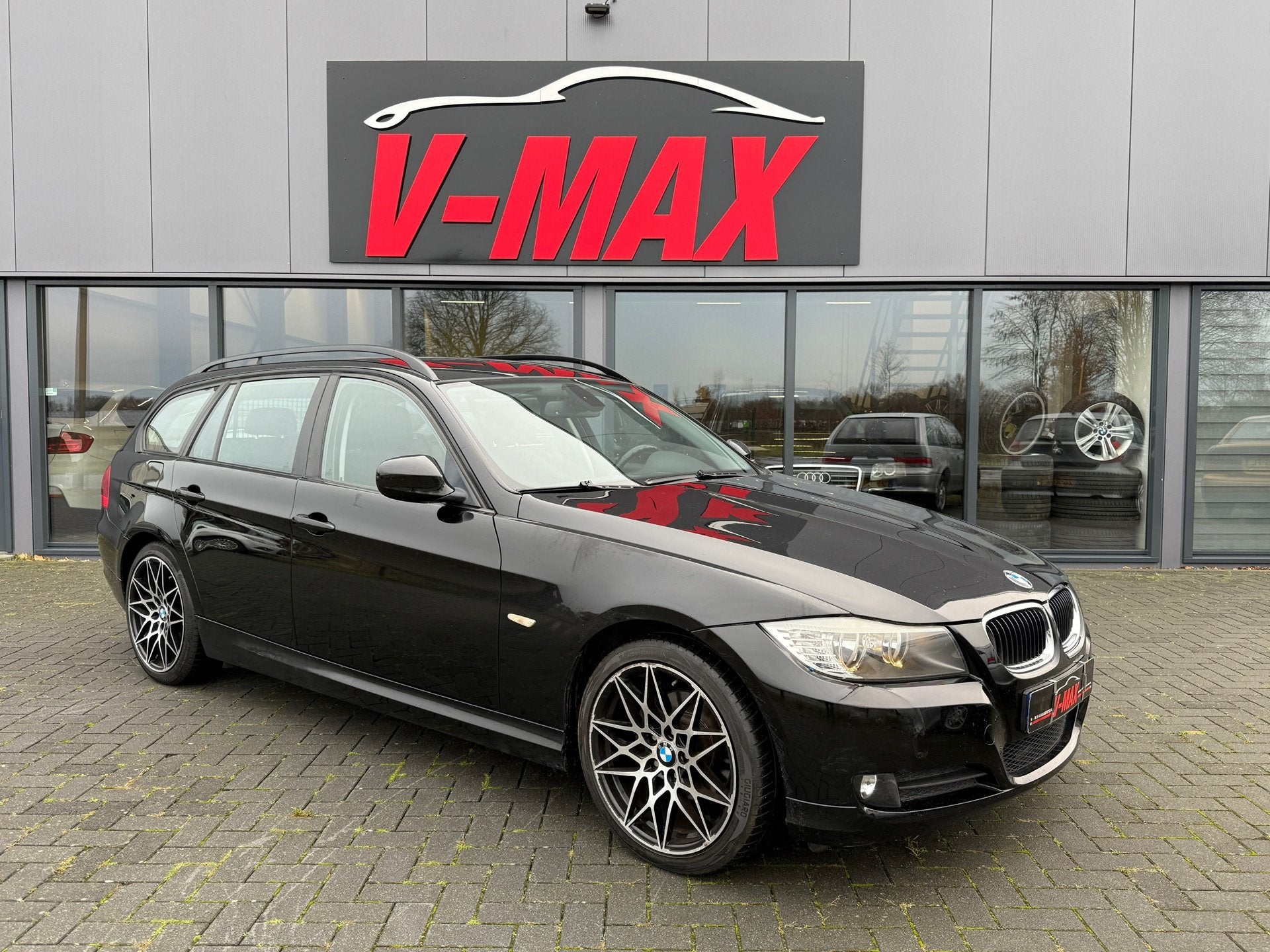 BMW Touring 318i 2.0 LCI Touring AUT Exec. Navi Clima Cruise, Automaat, 1435 kg, Zwart, 3-Serie