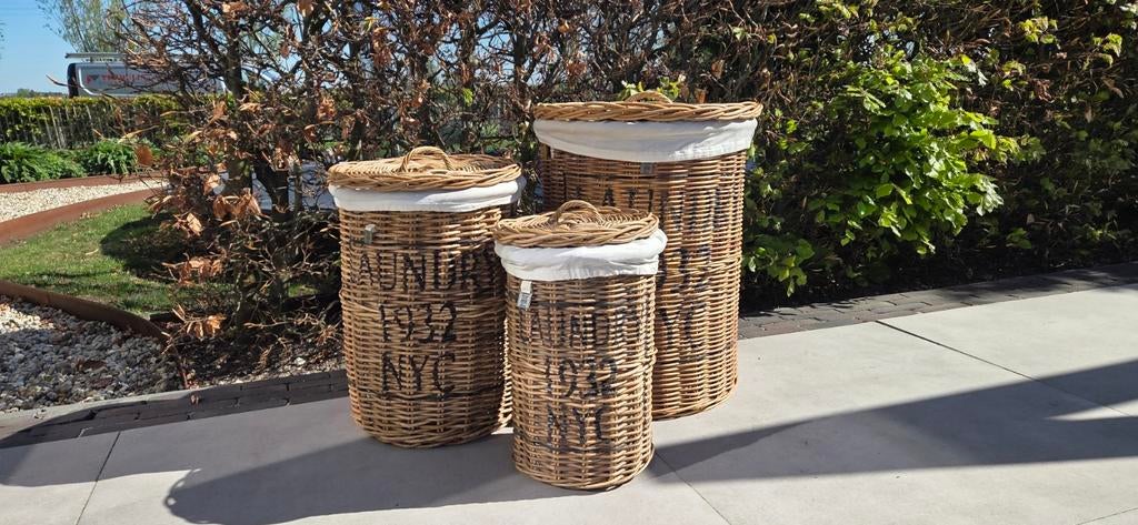 Set van 3 rieten wasmanden met deksel van Riviera maison, Huis en Inrichting, Ophalen, Gebruikt, Landelijk, Natuurlijk materiaal