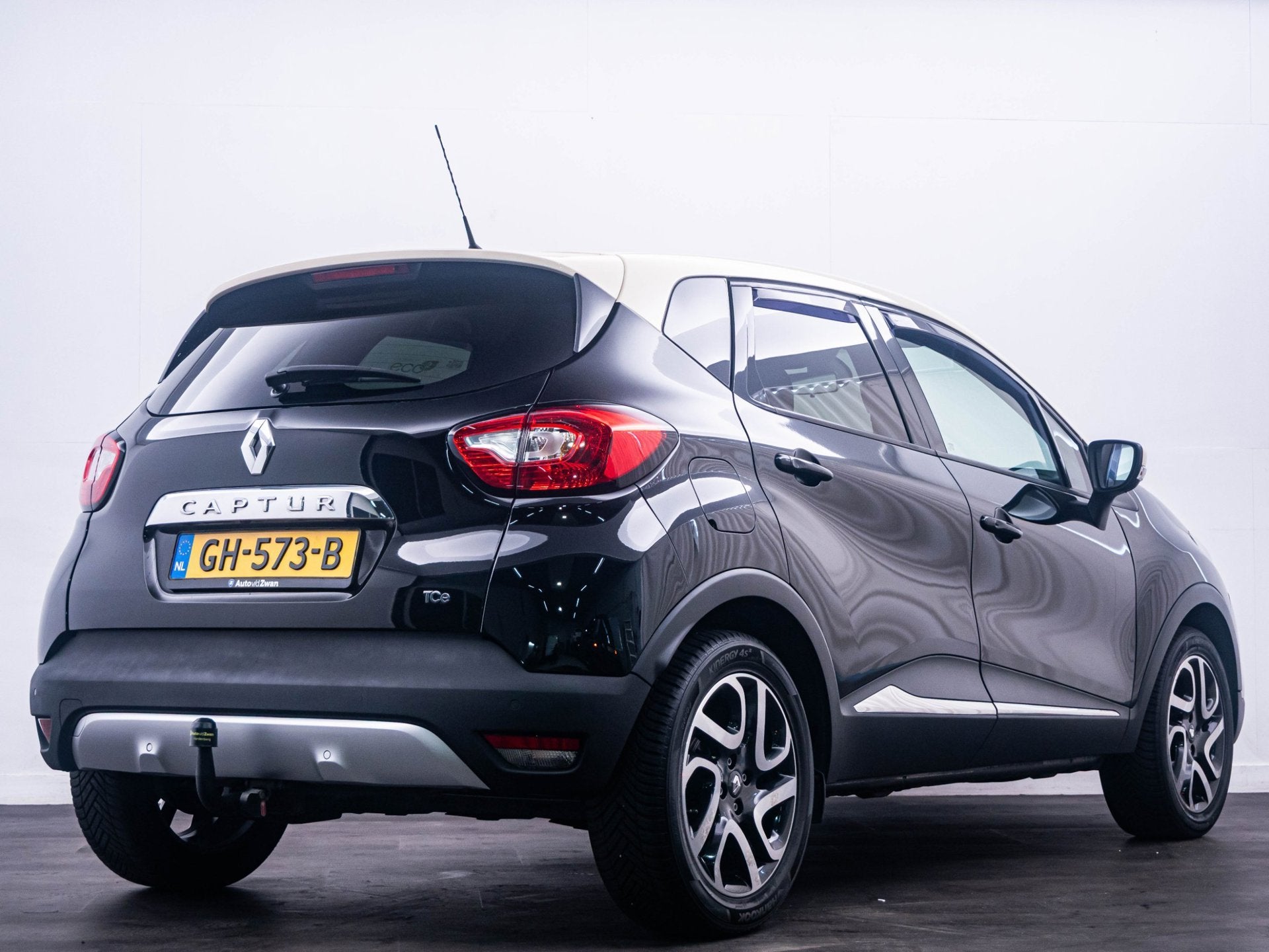 Renault Captur 0.9 TCe Helly Hansen PDC|Clima|Cruise|Keyless, Auto's, Voorwielaandrijving, Gebruikt, Zwart, Leder en Stof