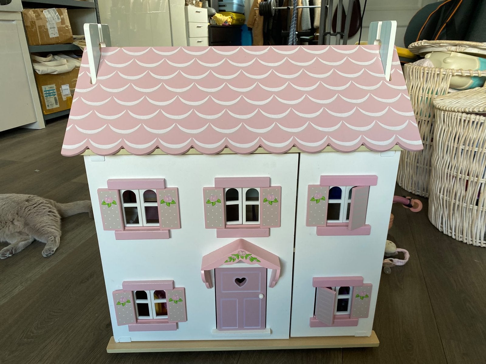 Le Toy Van Poppenhuis met complete inrichting en poppetjes, Ophalen, Zo goed als nieuw, Poppenhuis