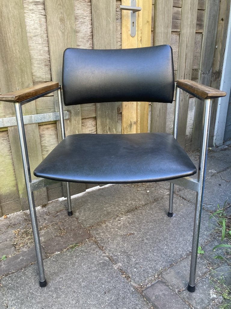 Vier vintage armstoelen / eetkamerstoelen., Huis en Inrichting, Stoelen, Gebruikt, Vier, Hout, Kunststof, Metaal, Zwart, Ophalen