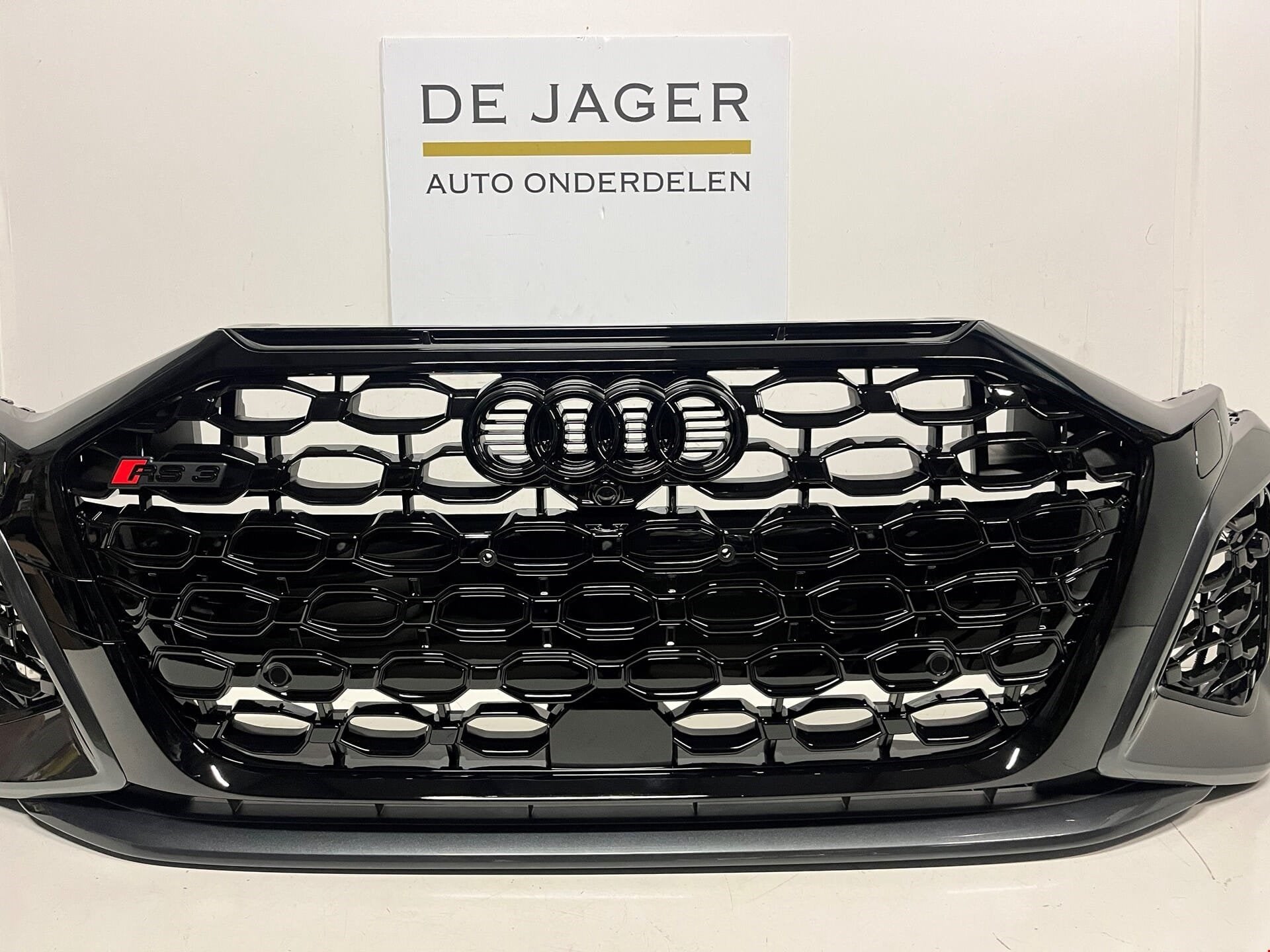 AUDI RS3 8Y VOORBUMPER BUMPER COMPLEET PDC 8Y0807550D 2019-, Gebruikt, Voor, AUDI AG, Auto-Union-Strasse 1
85045  Ingolstadt, DE