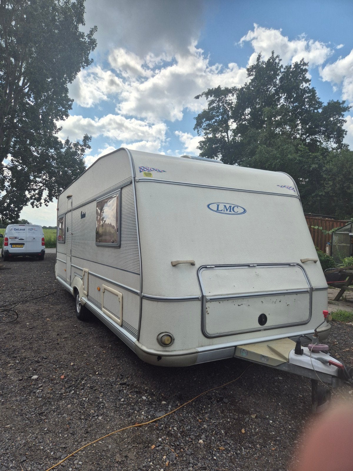 LMC Caravan met mover en 2 persoons bed en rondzit, Ringverwarming, Rondzit, Particulier, 5 tot 6 meter