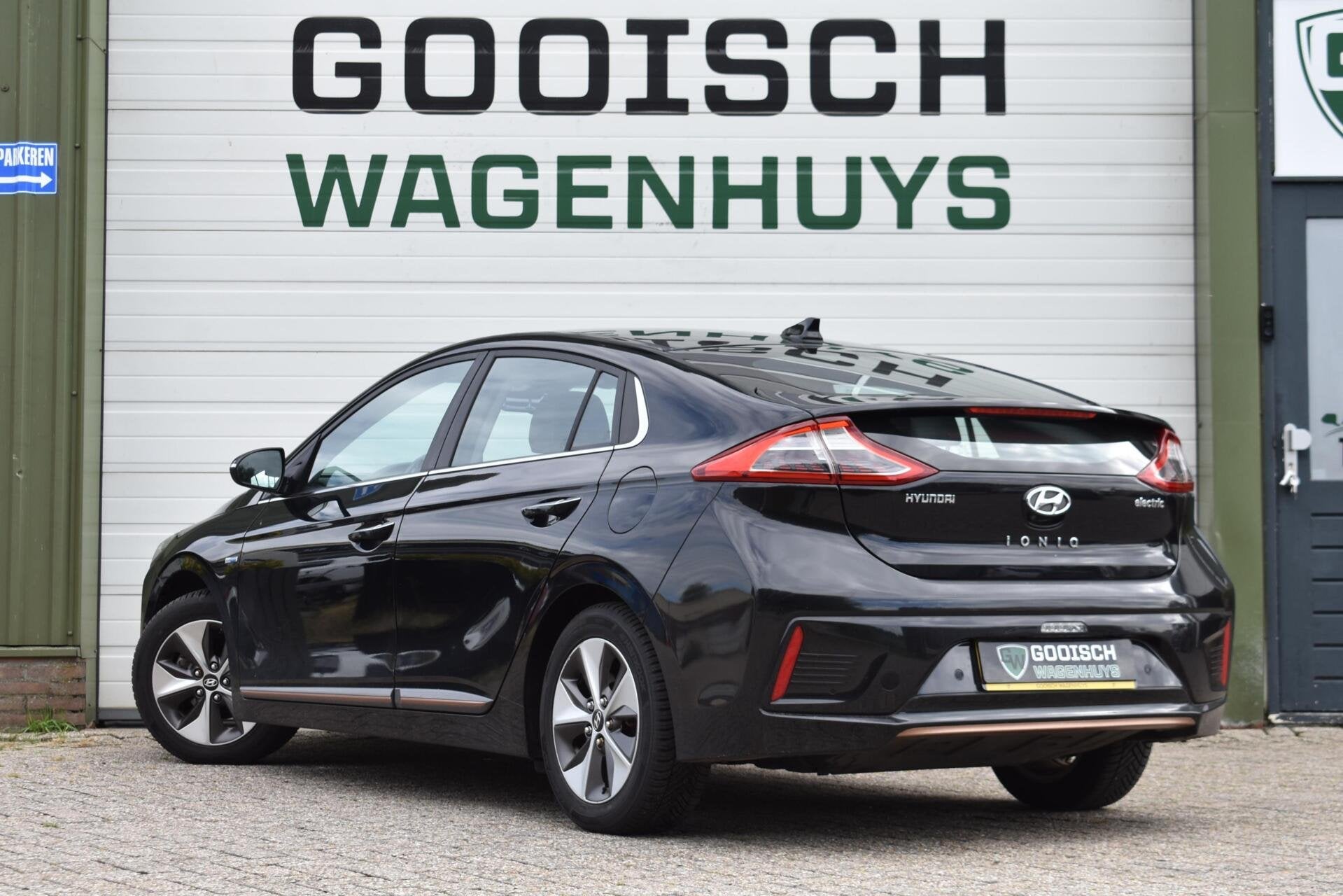 Hyundai IONIQ Premium EV | Schuifdak | Leder | Memory | Infi, 280 km, Met garantie (alle), Zwart, IONIQ